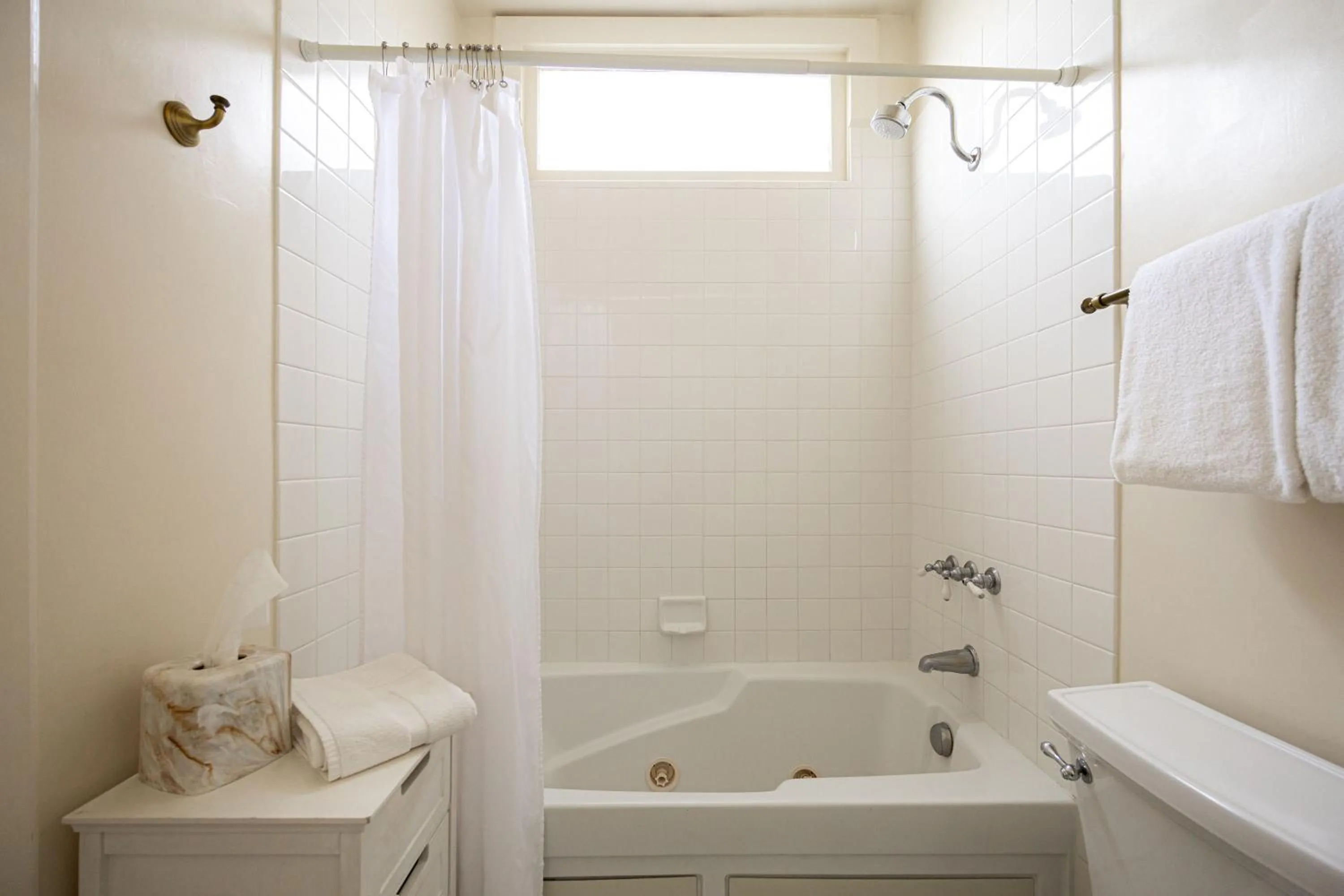 Shower in De La Vina Inn