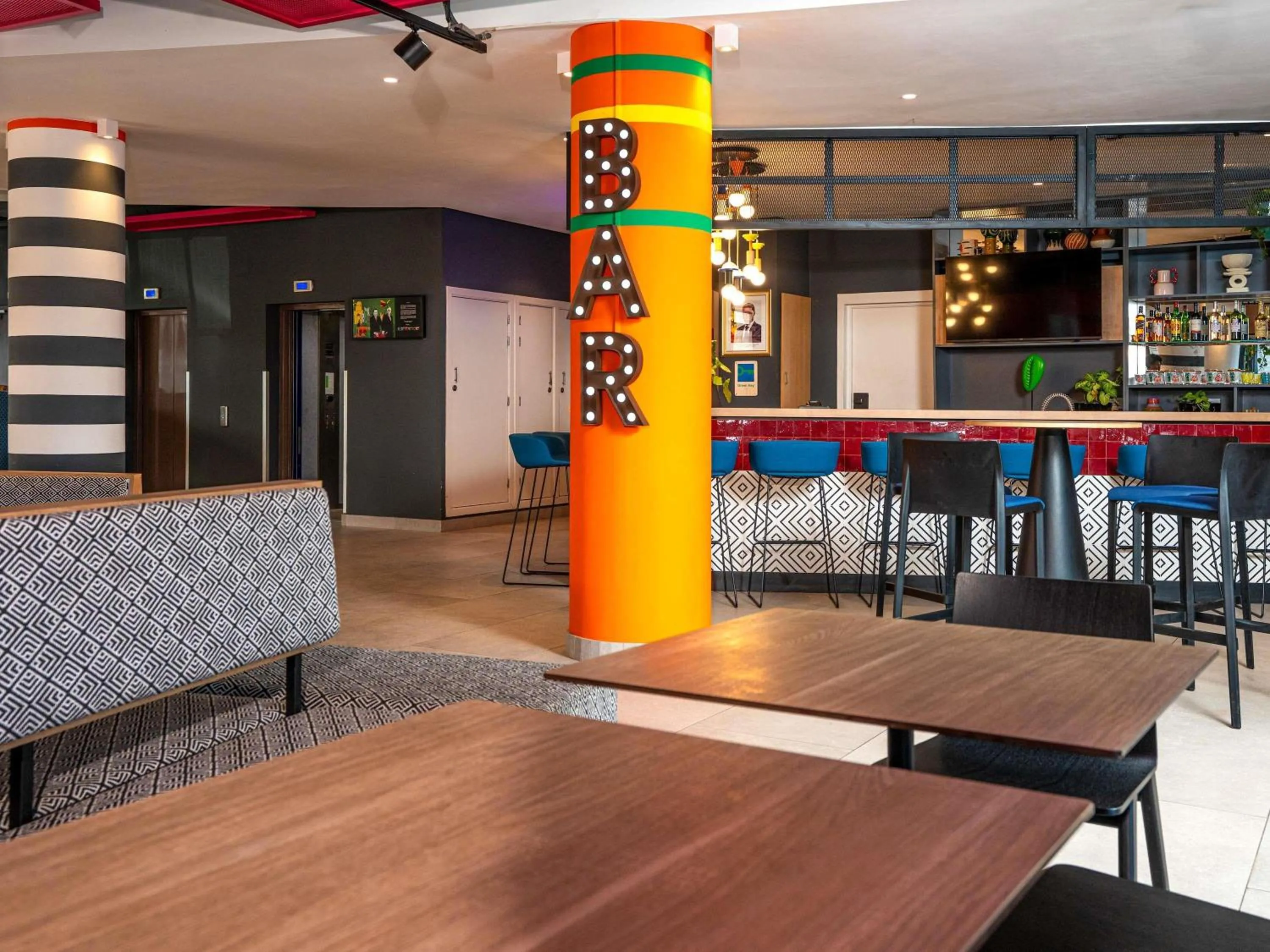 Lounge or bar in Ibis Styles Dakar