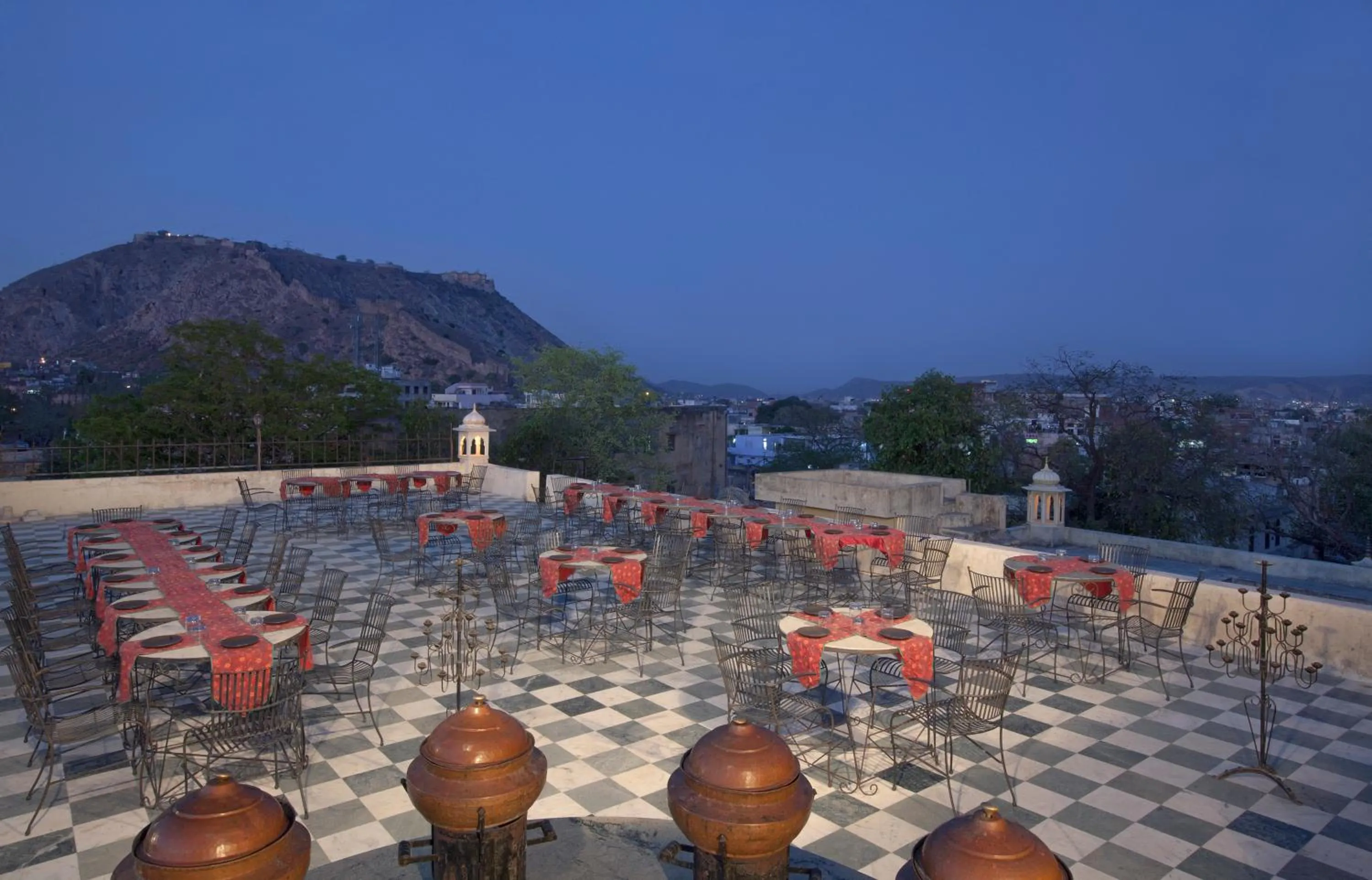 Restaurant/places to eat in Hotel Bissau Palace