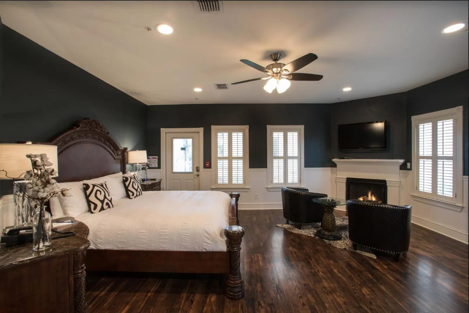 Bed in Gruene River Hotel & Retreat