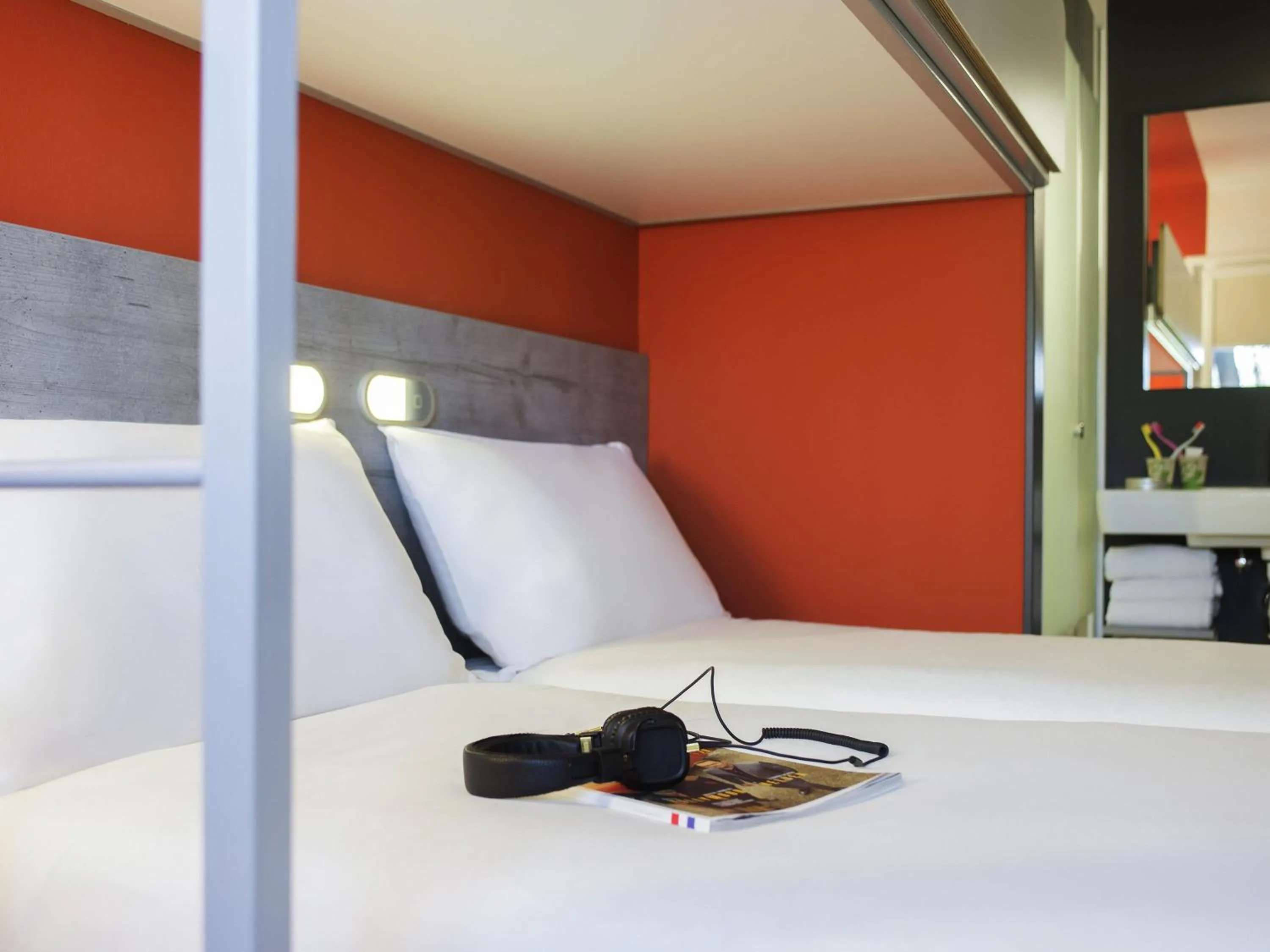 Bedroom, Bed in ibis budget Amsterdam Airport