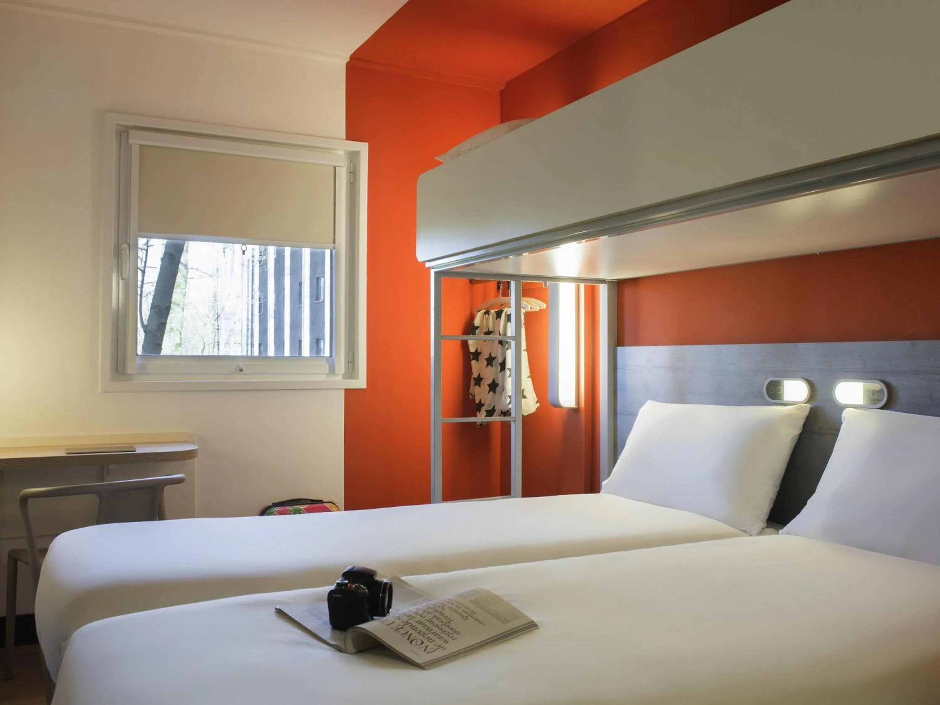 Bedroom, Bed in ibis budget Amsterdam Airport