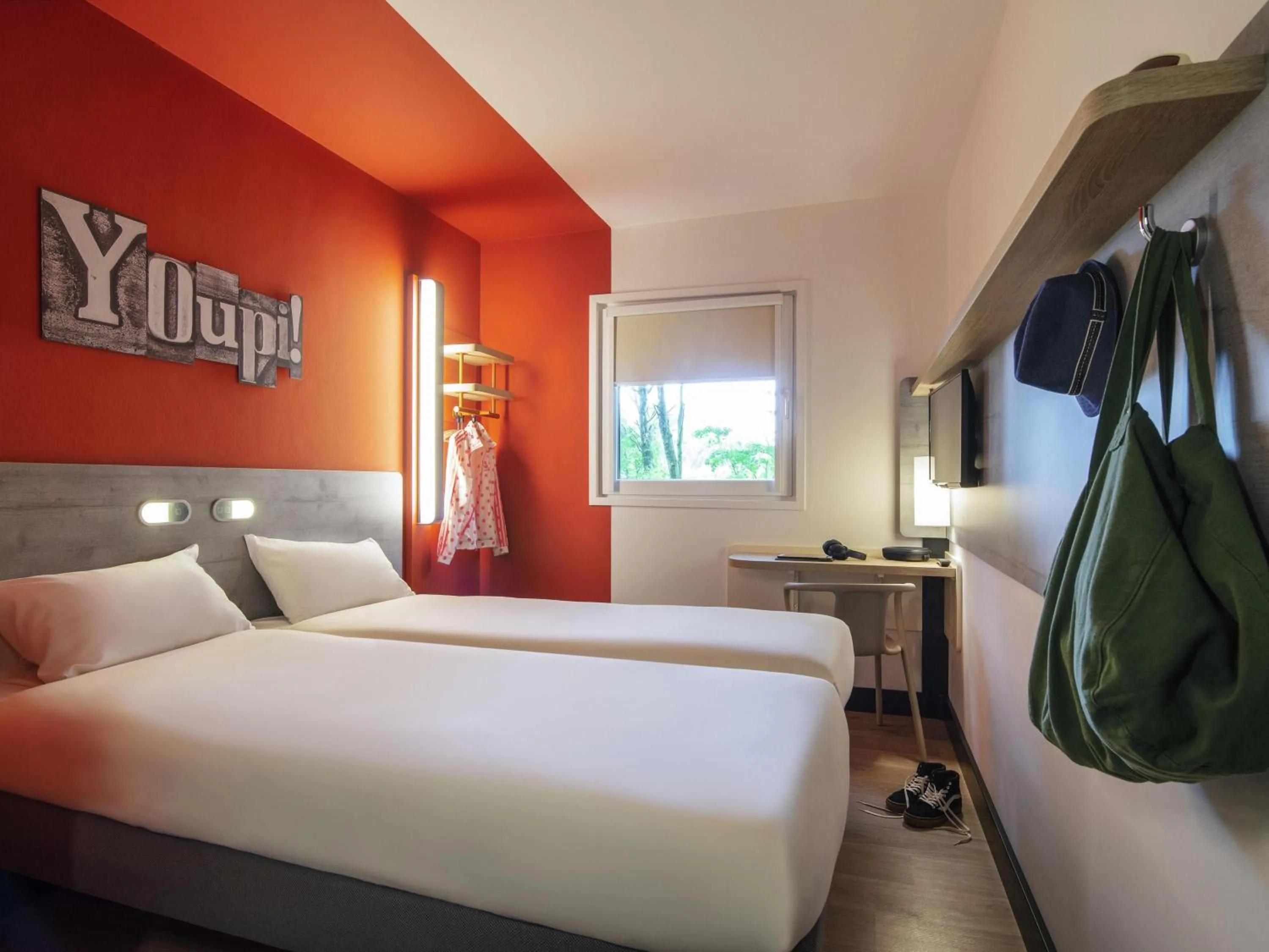 Bedroom, Bed in ibis budget Amsterdam Airport