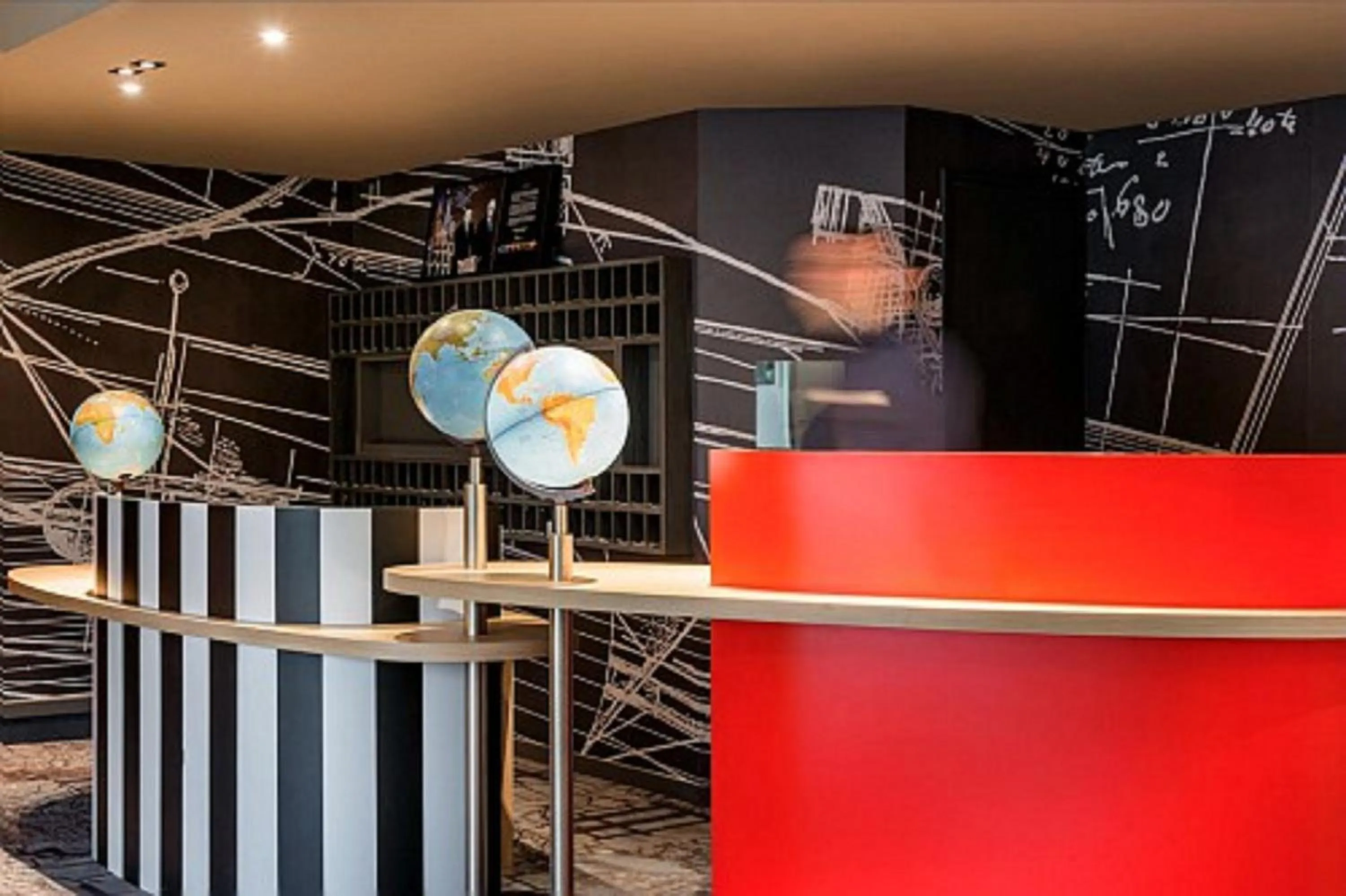 Lounge or bar in ibis Styles Paris Velizy