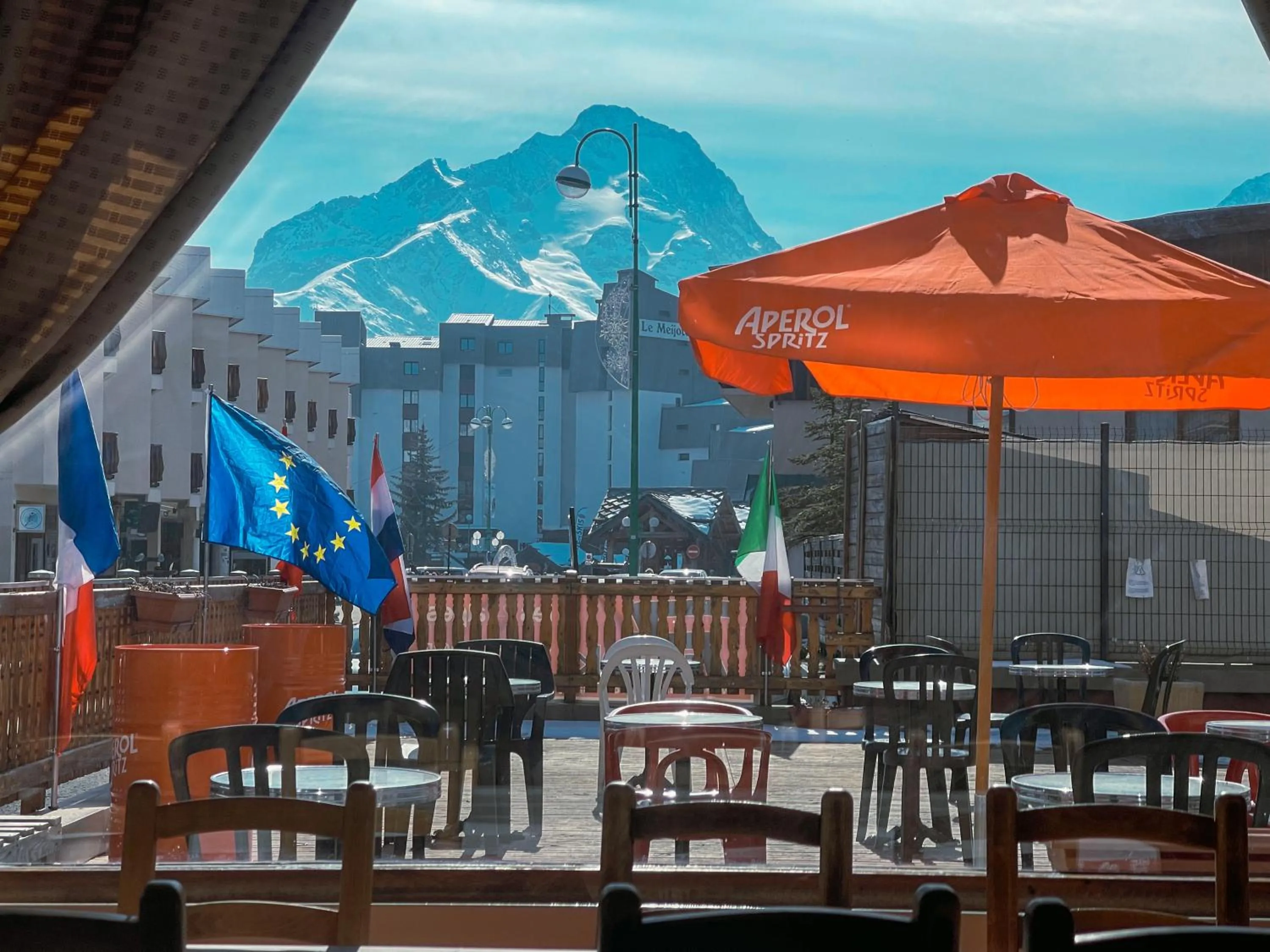 Restaurant/places to eat in Atmosphere Hotel