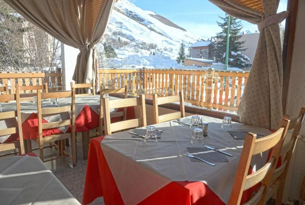 Restaurant/places to eat in Atmosphere Hotel