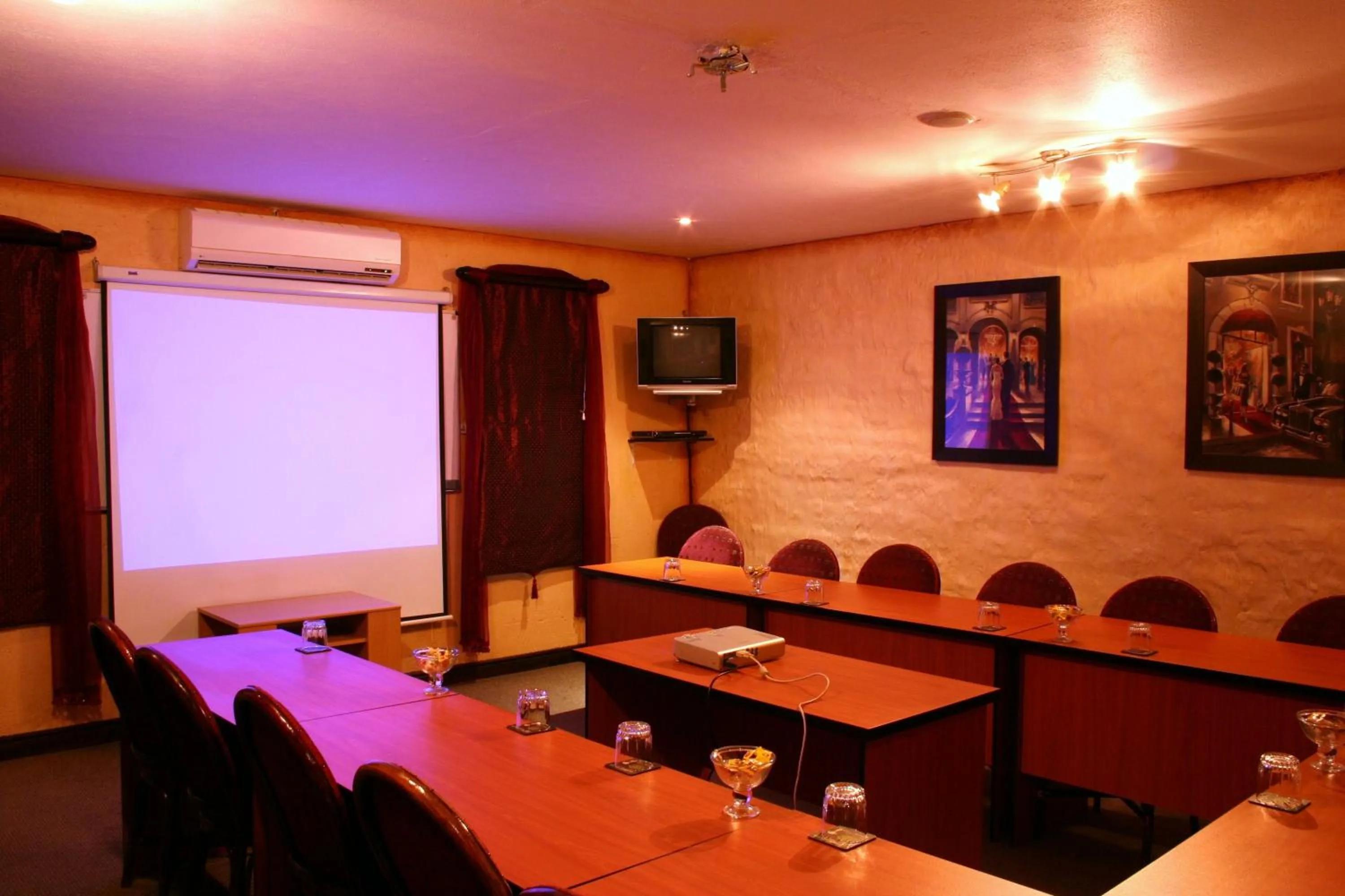 Meeting/conference room in Casa Toscana Lodge