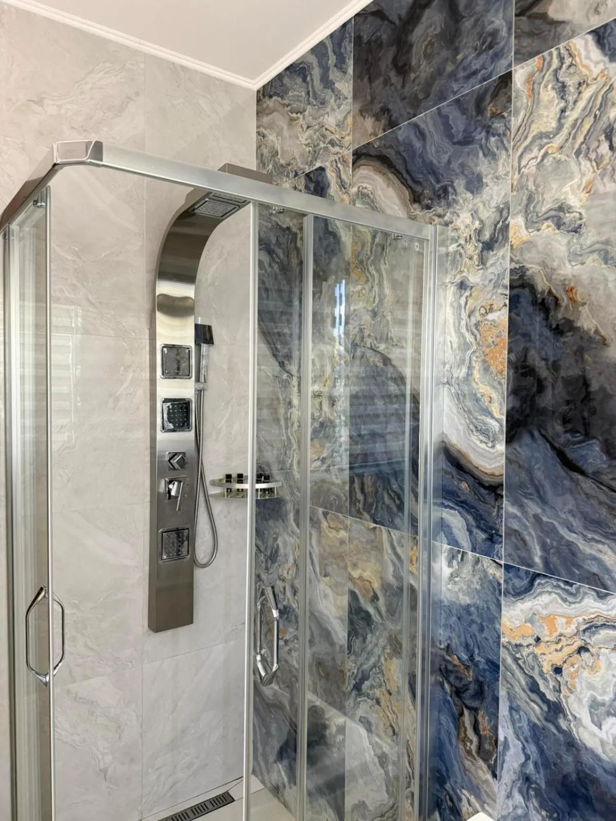 Shower in ForS Resort & Spa