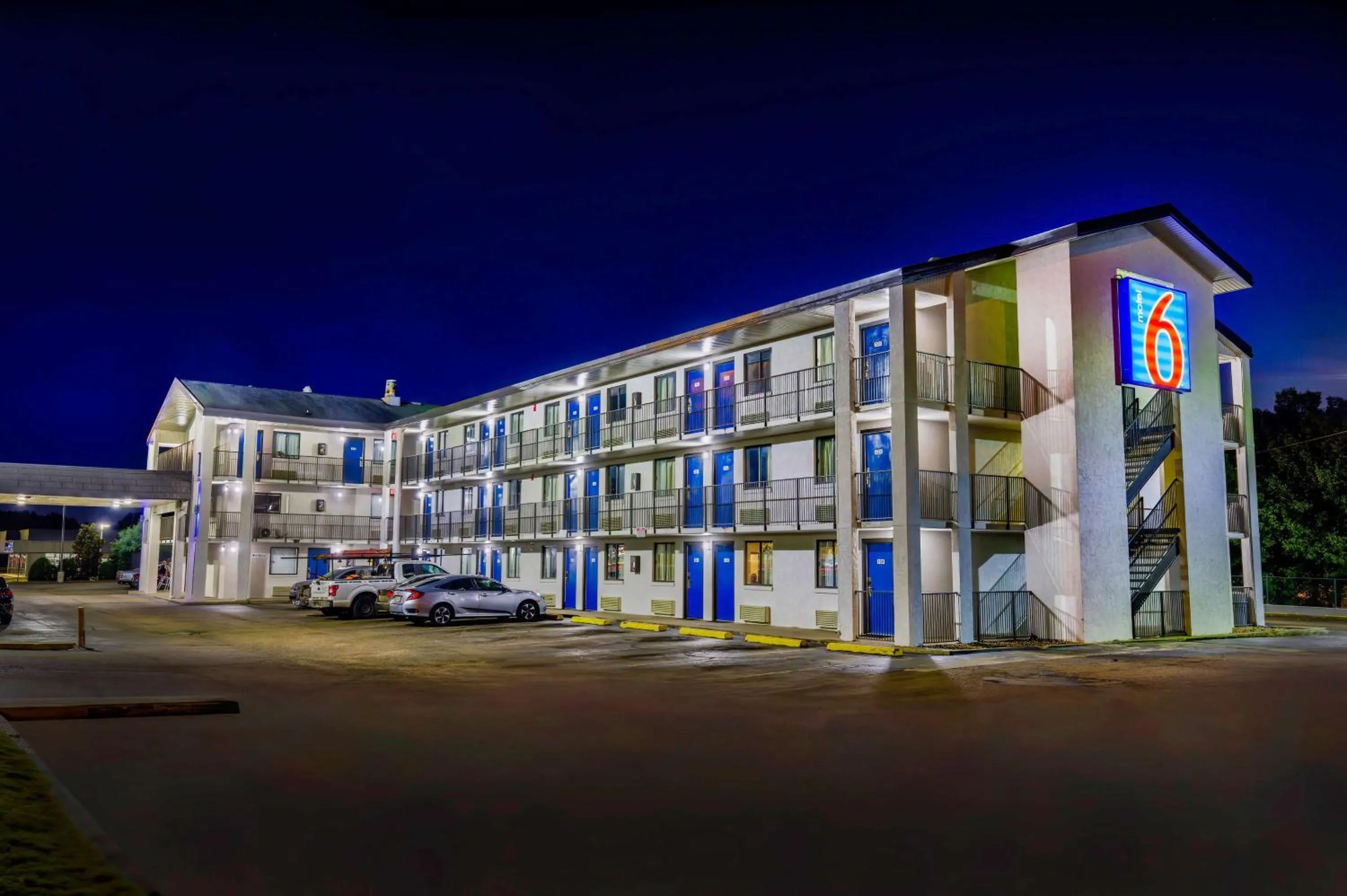 Property building in Motel 6-Jackson, MS