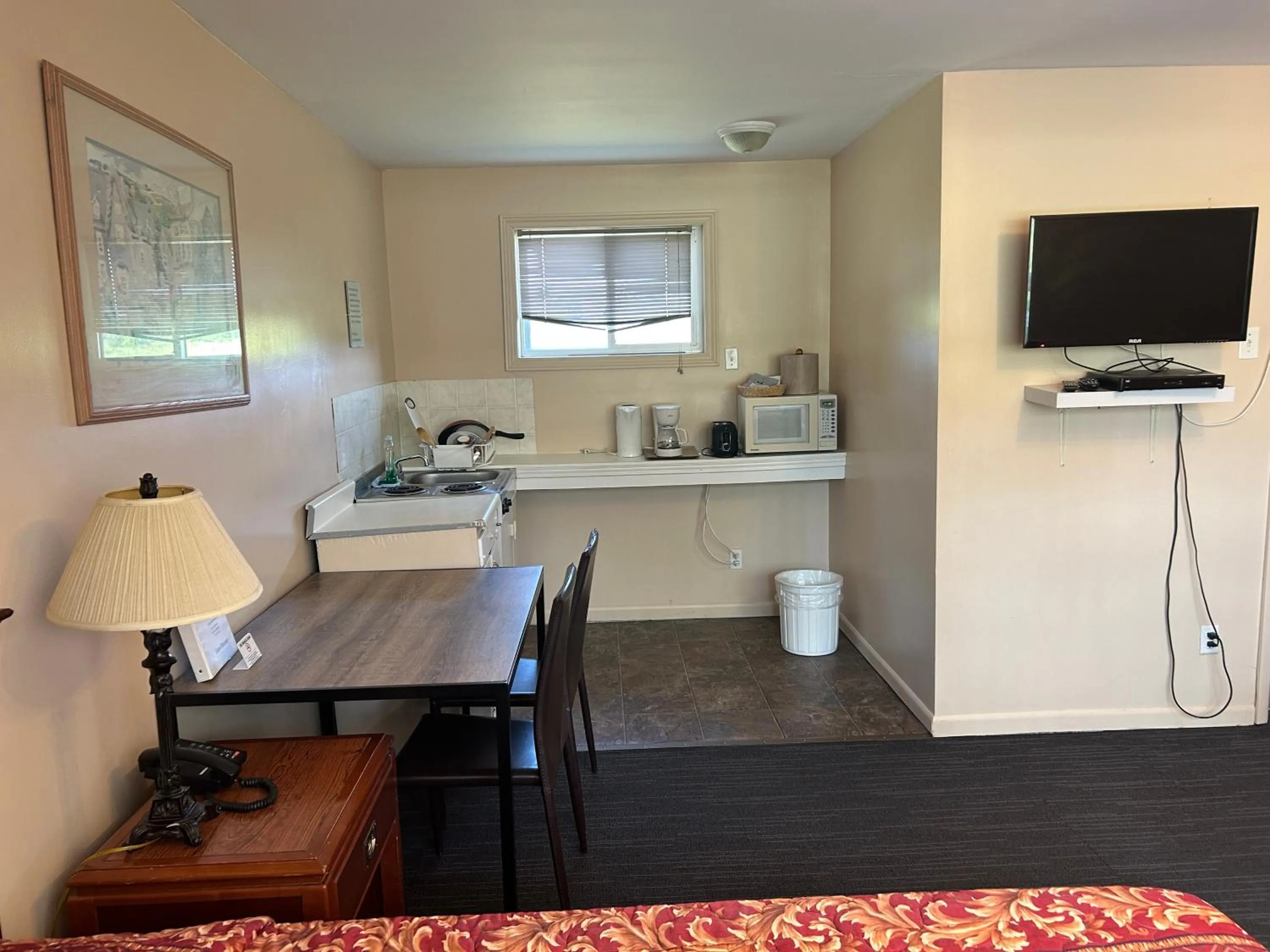 Kitchen or kitchenette in The Silver Birch Motel
