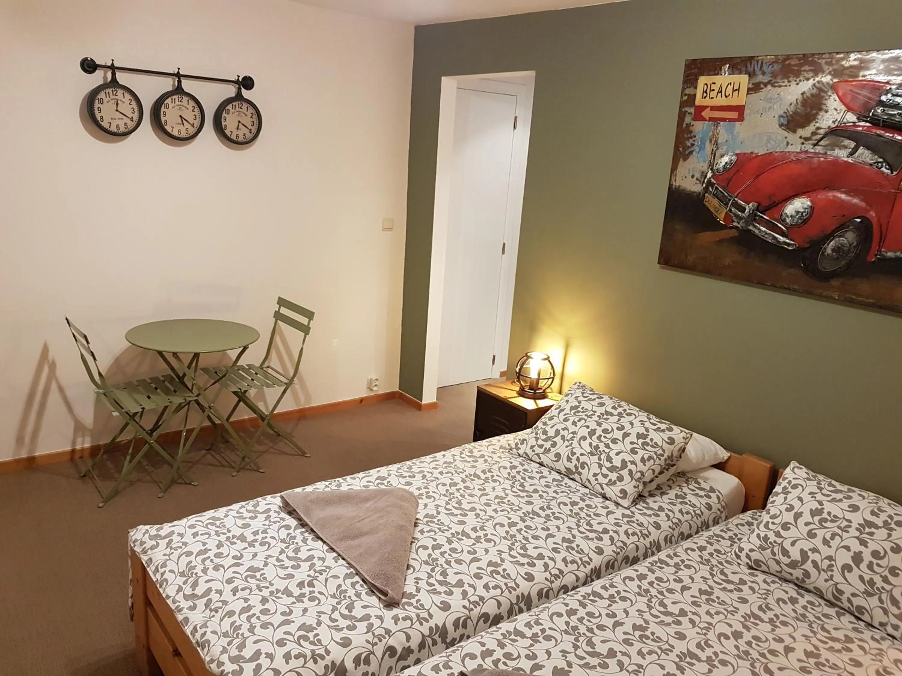 Photo of the whole room, Bed in Brigitte & Alain