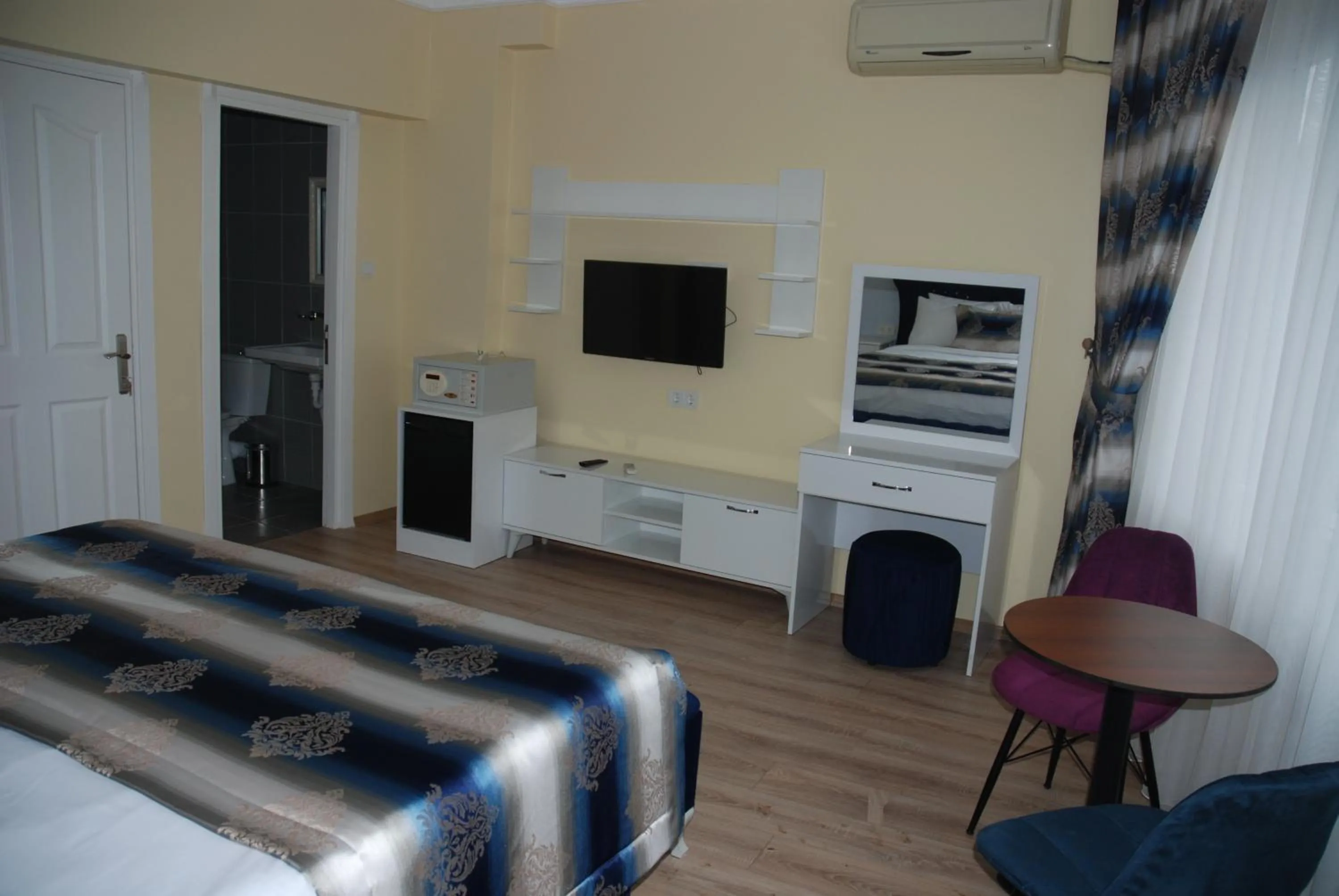 TV and multimedia in La Mer Boutique Hotel