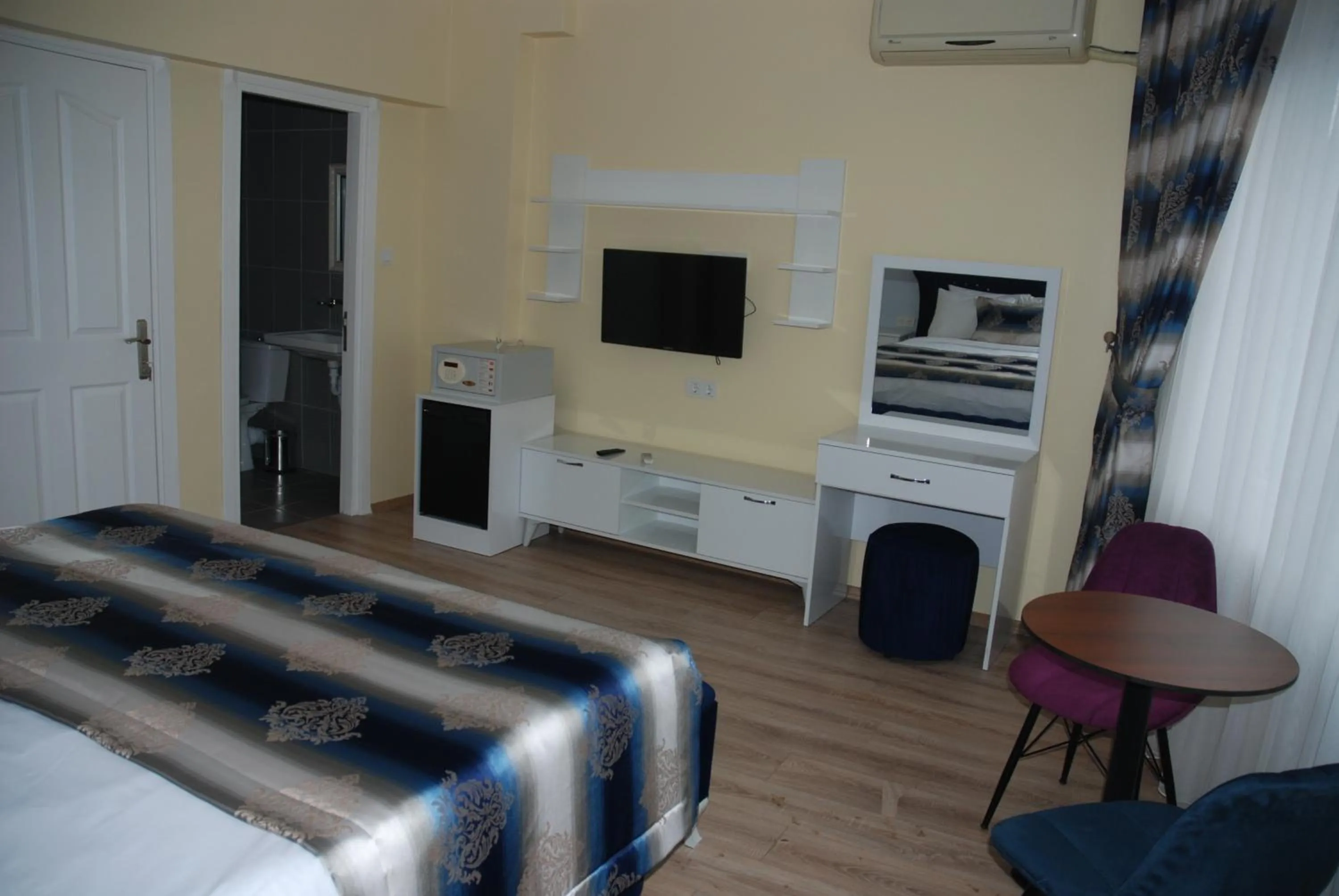 TV and multimedia in La Mer Boutique Hotel