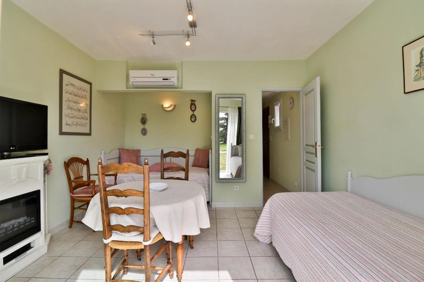 Photo of the whole room, Bed in La Milane