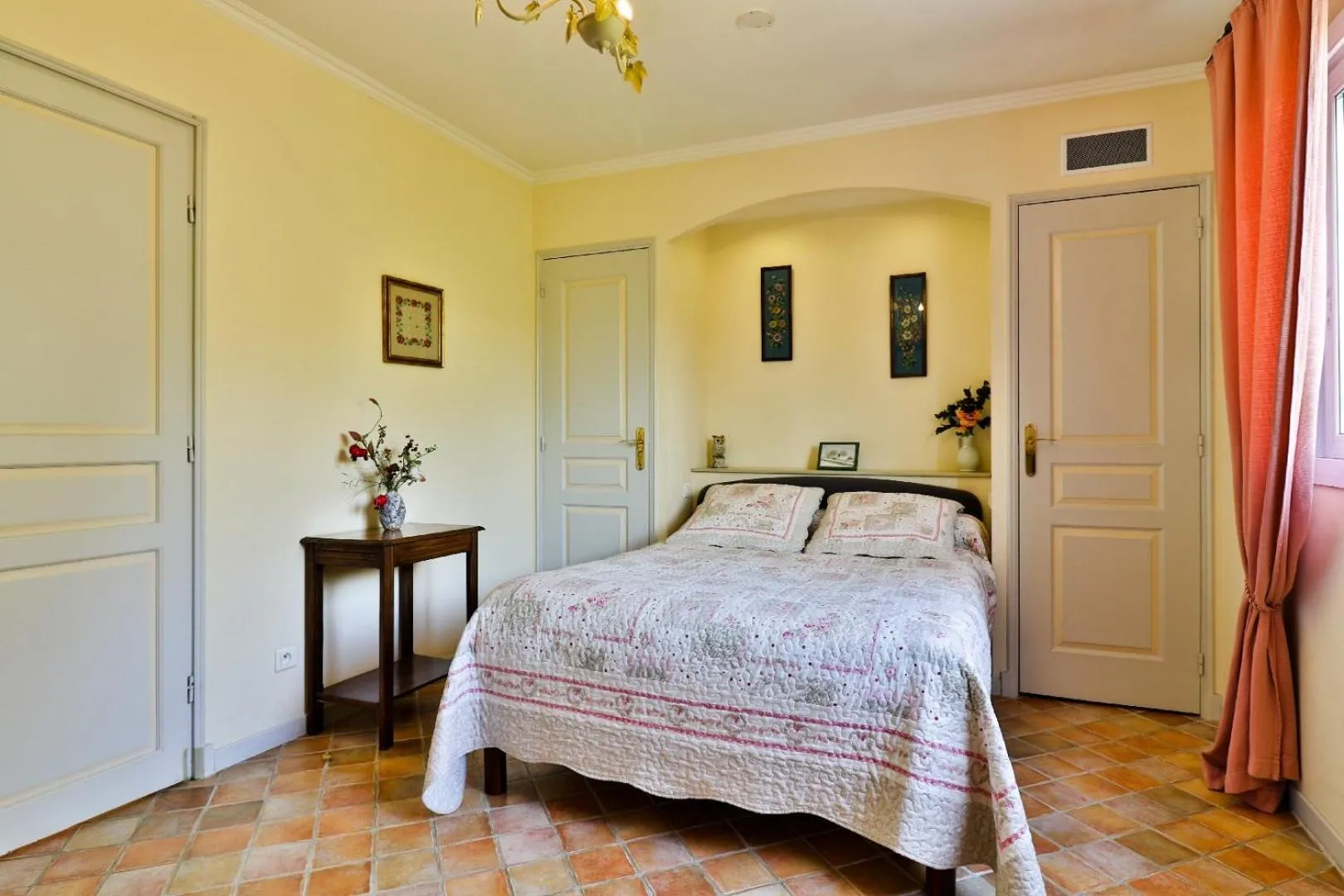 Photo of the whole room, Bed in La Milane