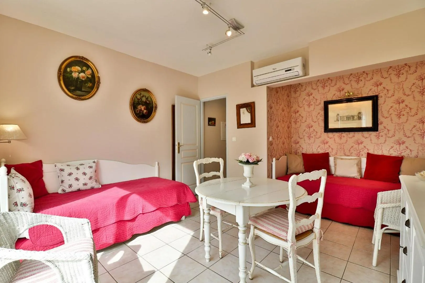 Photo of the whole room in La Milane