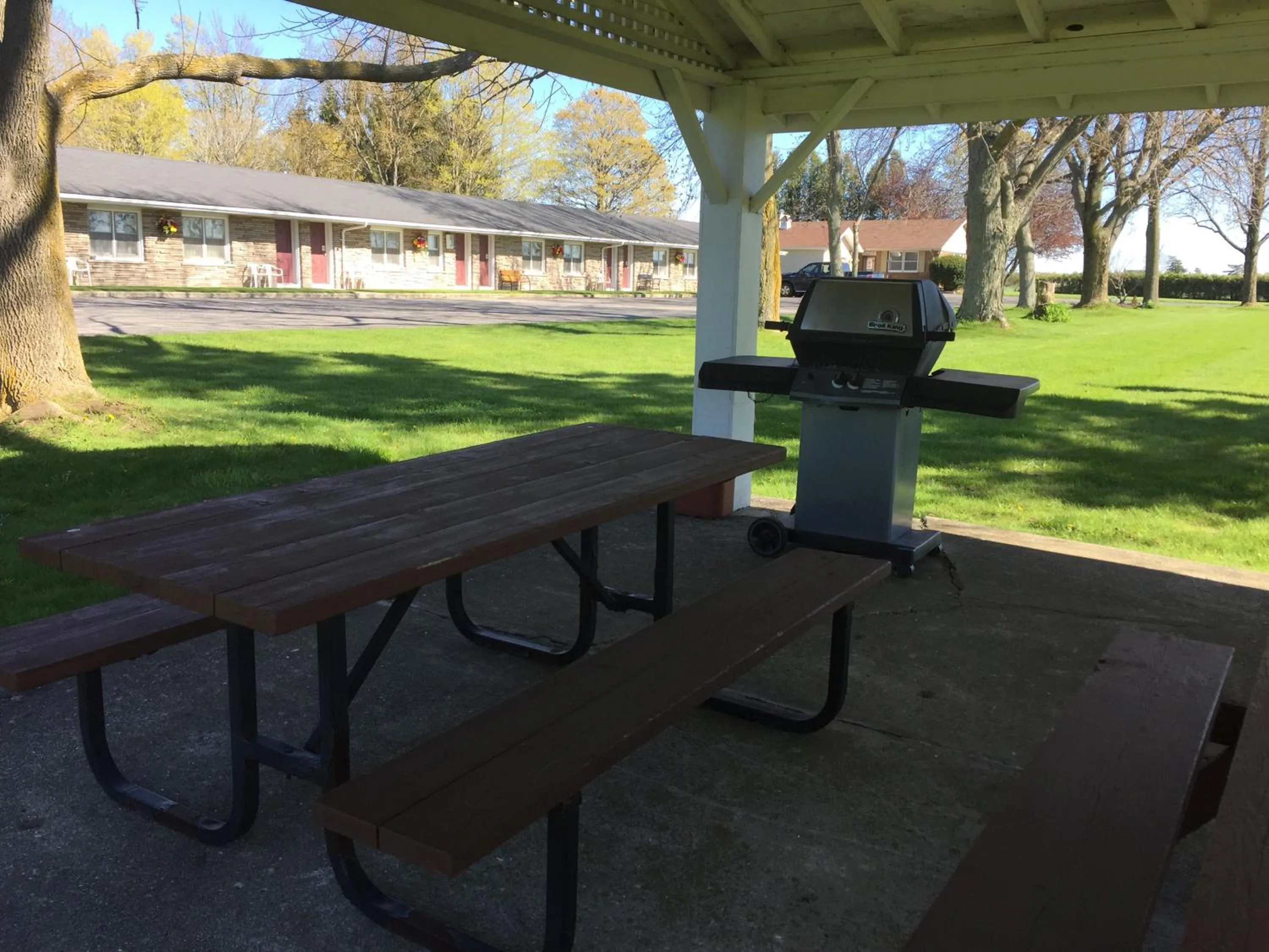 BBQ facilities in Dunlop Motel