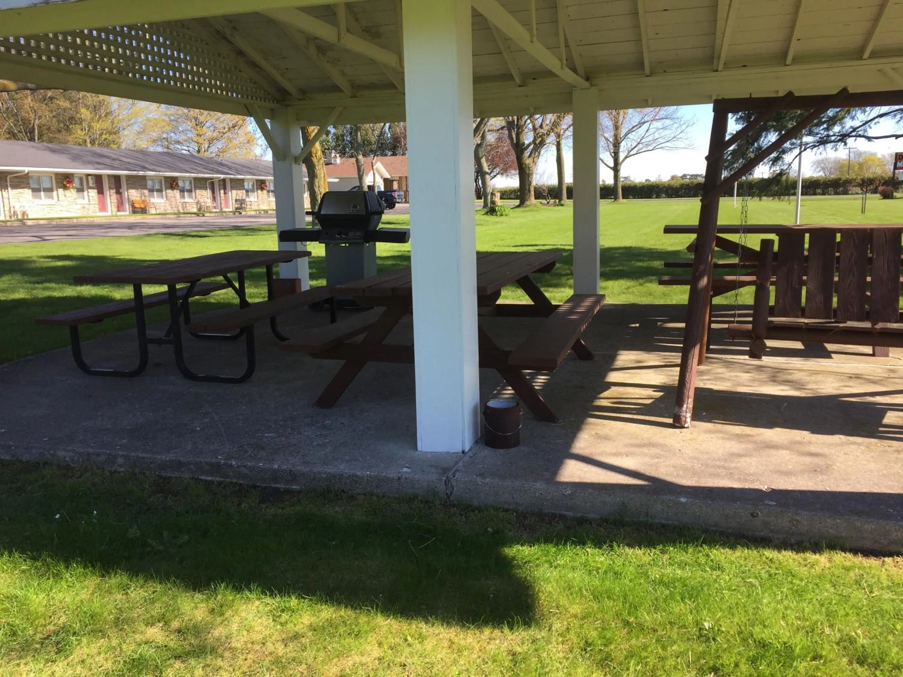BBQ facilities in Dunlop Motel