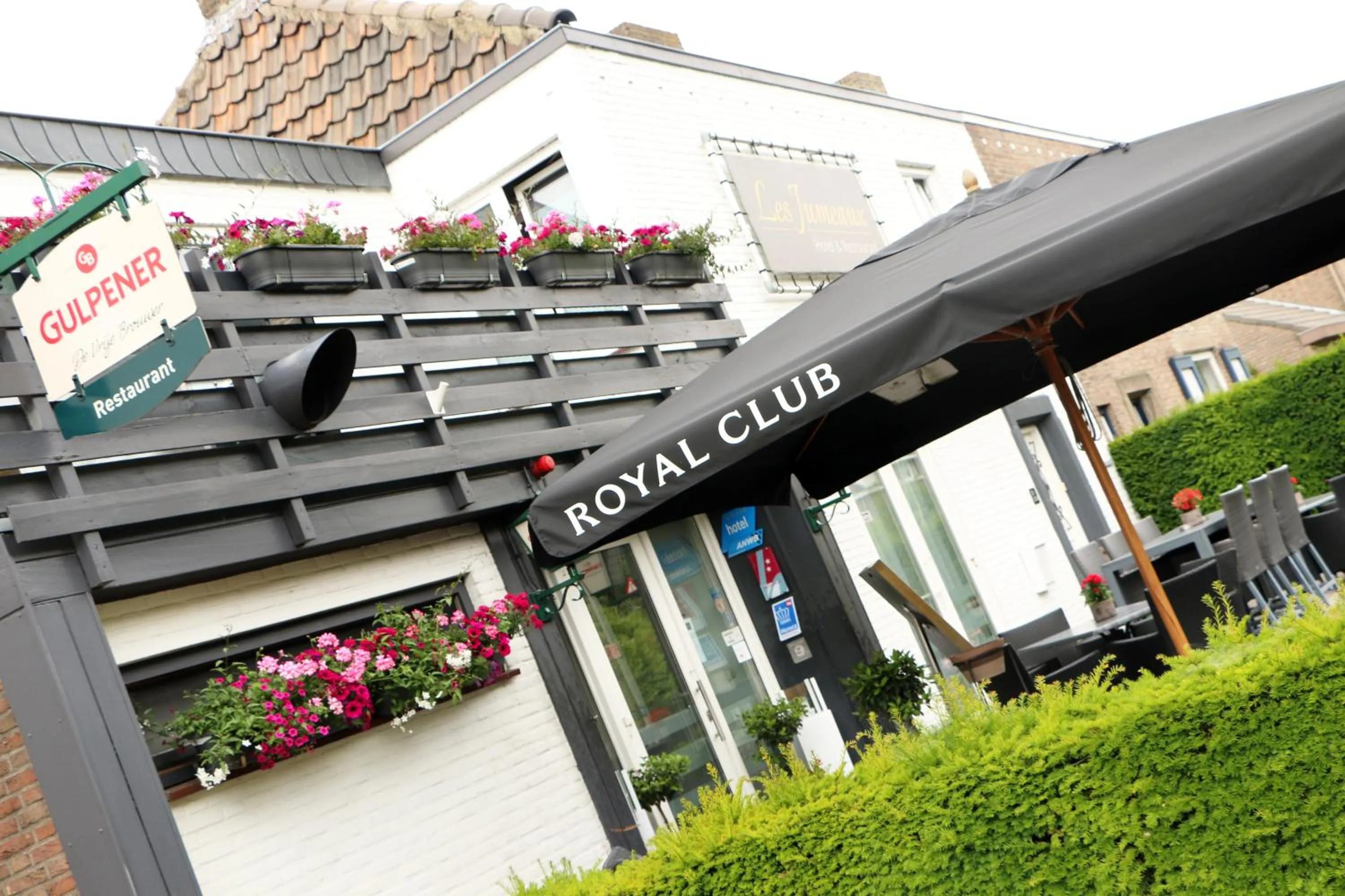 Facade/entrance in Hotel Restaurant Les Jumeaux