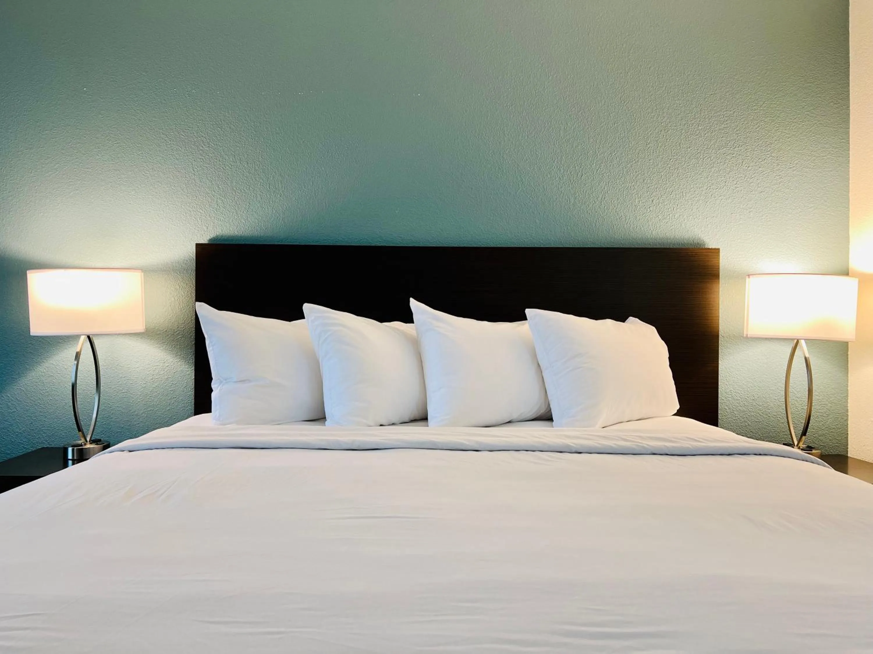 Bed in Americas Best Value Inn Wisconsin Dells-Lake Delton - Newly renovated