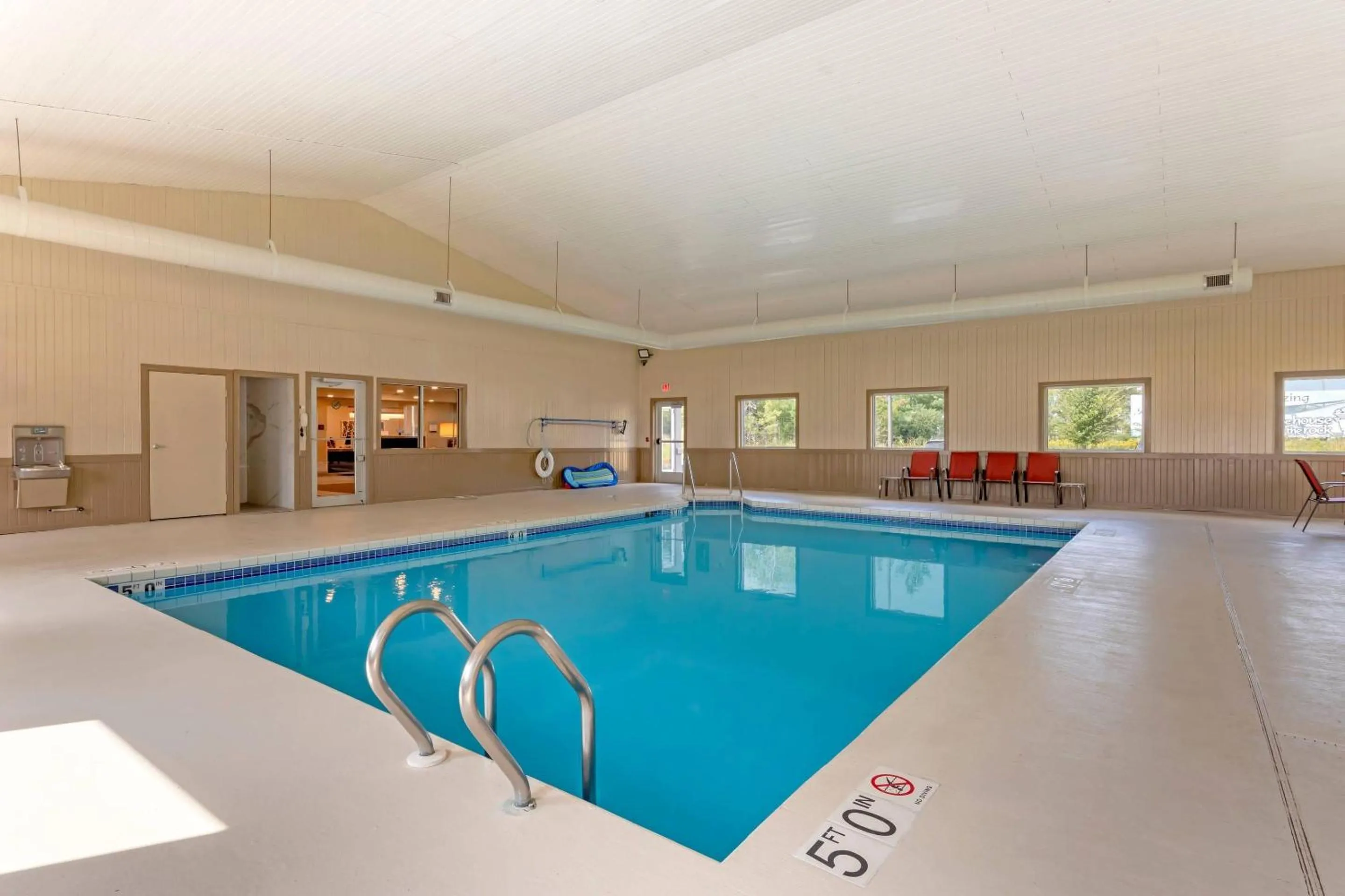 Swimming pool in Sleep Inn & Suites Wisconsin Dells - Lake Delton