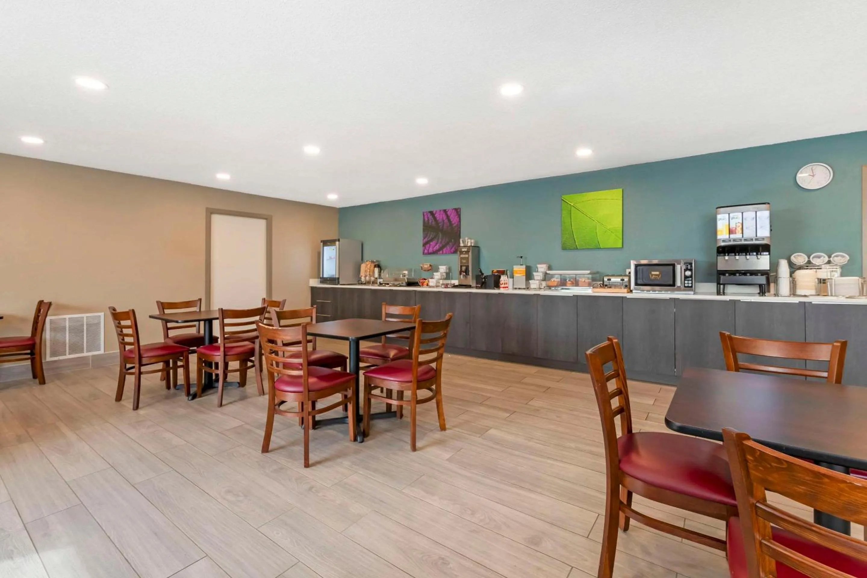 Breakfast in Americas Best Value Inn Wisconsin Dells-Lake Delton - Newly renovated