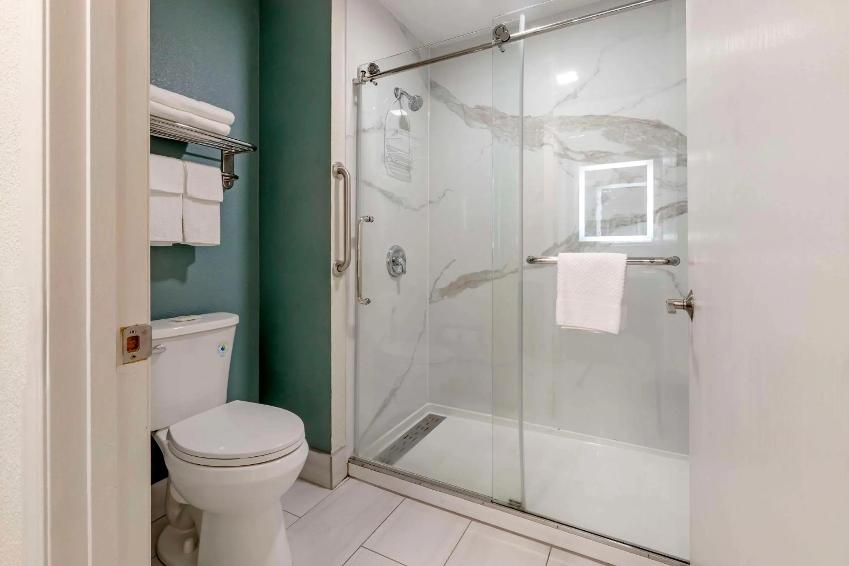 Bedroom in Americas Best Value Inn Wisconsin Dells-Lake Delton - Newly renovated