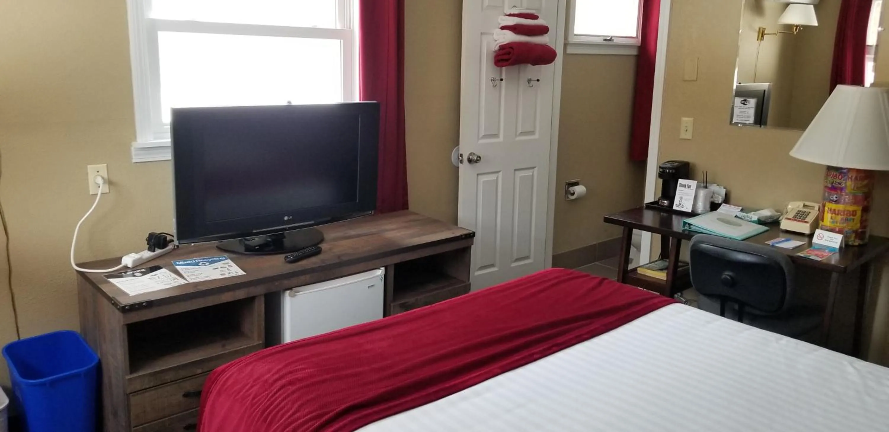 Bed in Middlebury Sweets Motel