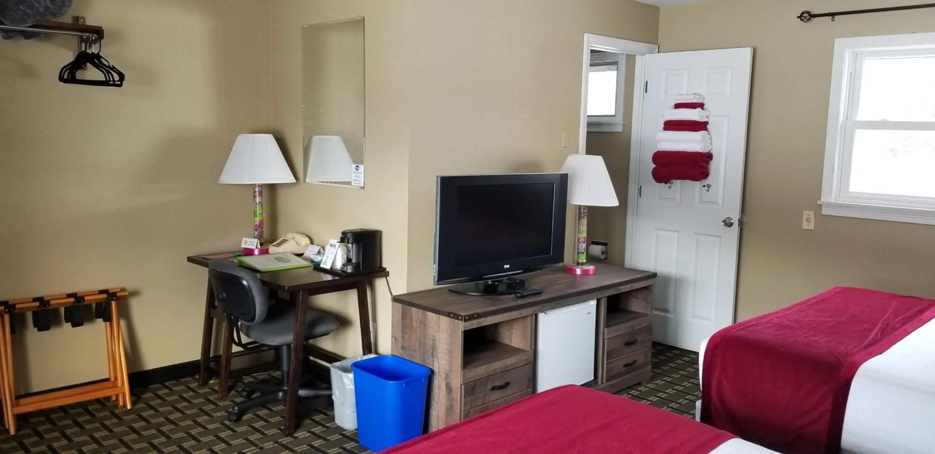 Bed in Middlebury Sweets Motel