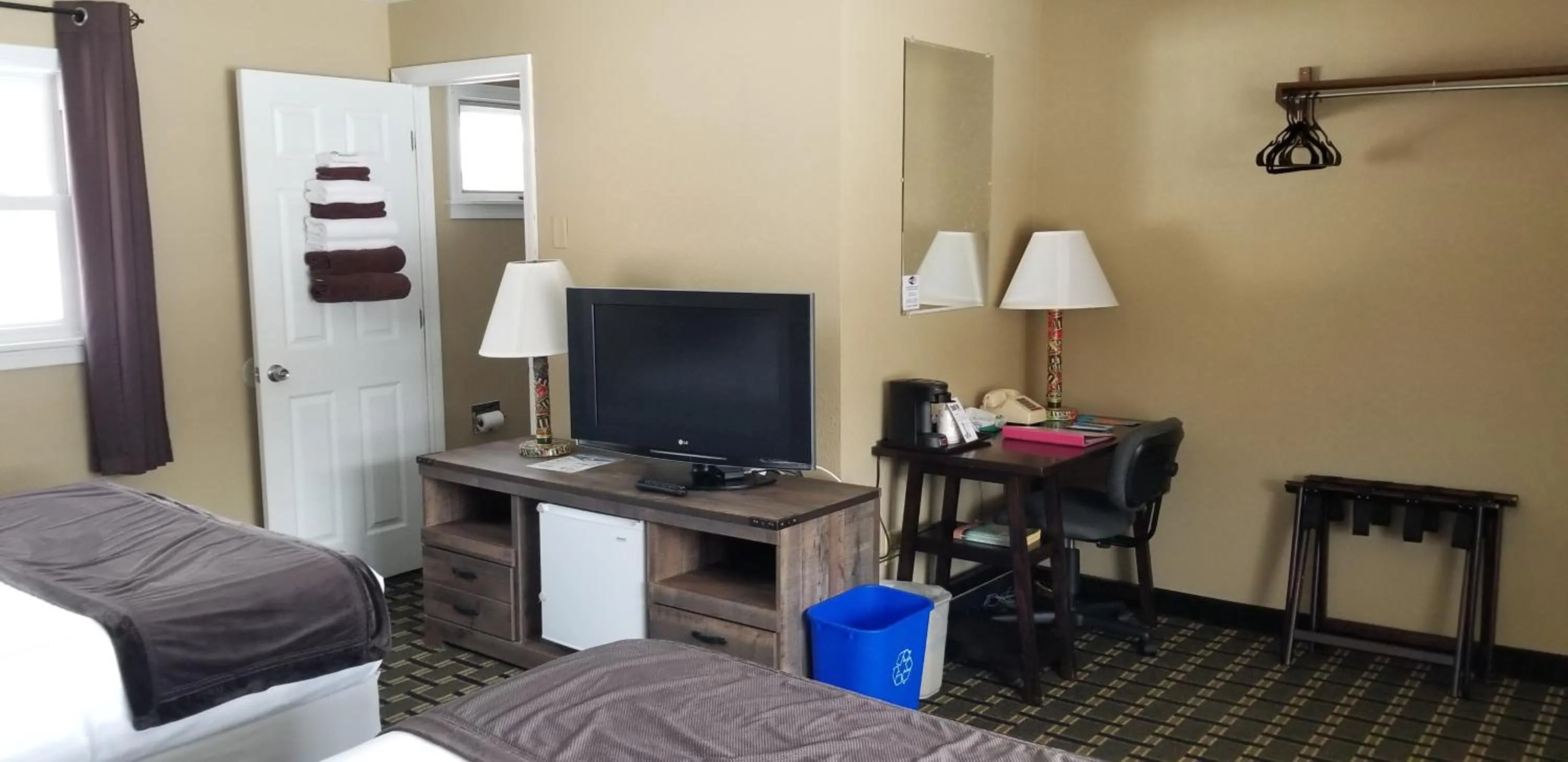 Bed in Middlebury Sweets Motel