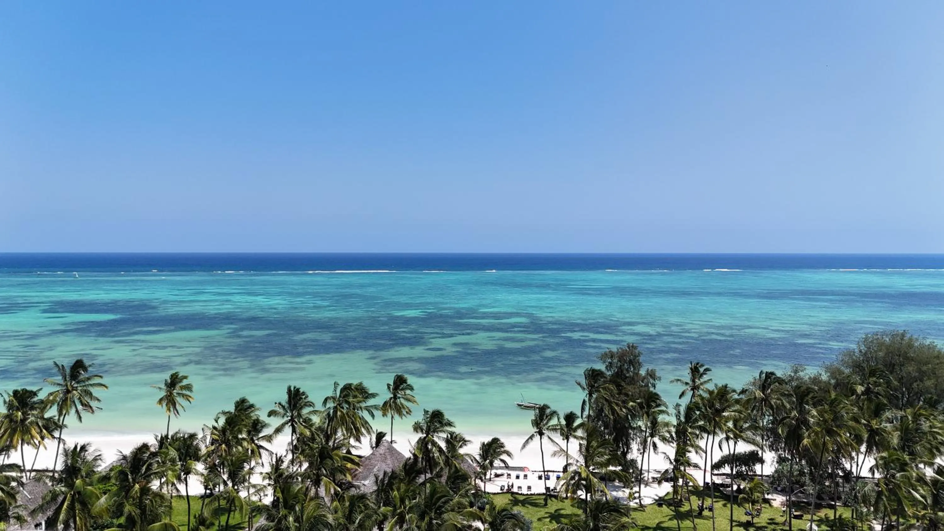 Beach in Sultan Sands Island Resort & Spa
