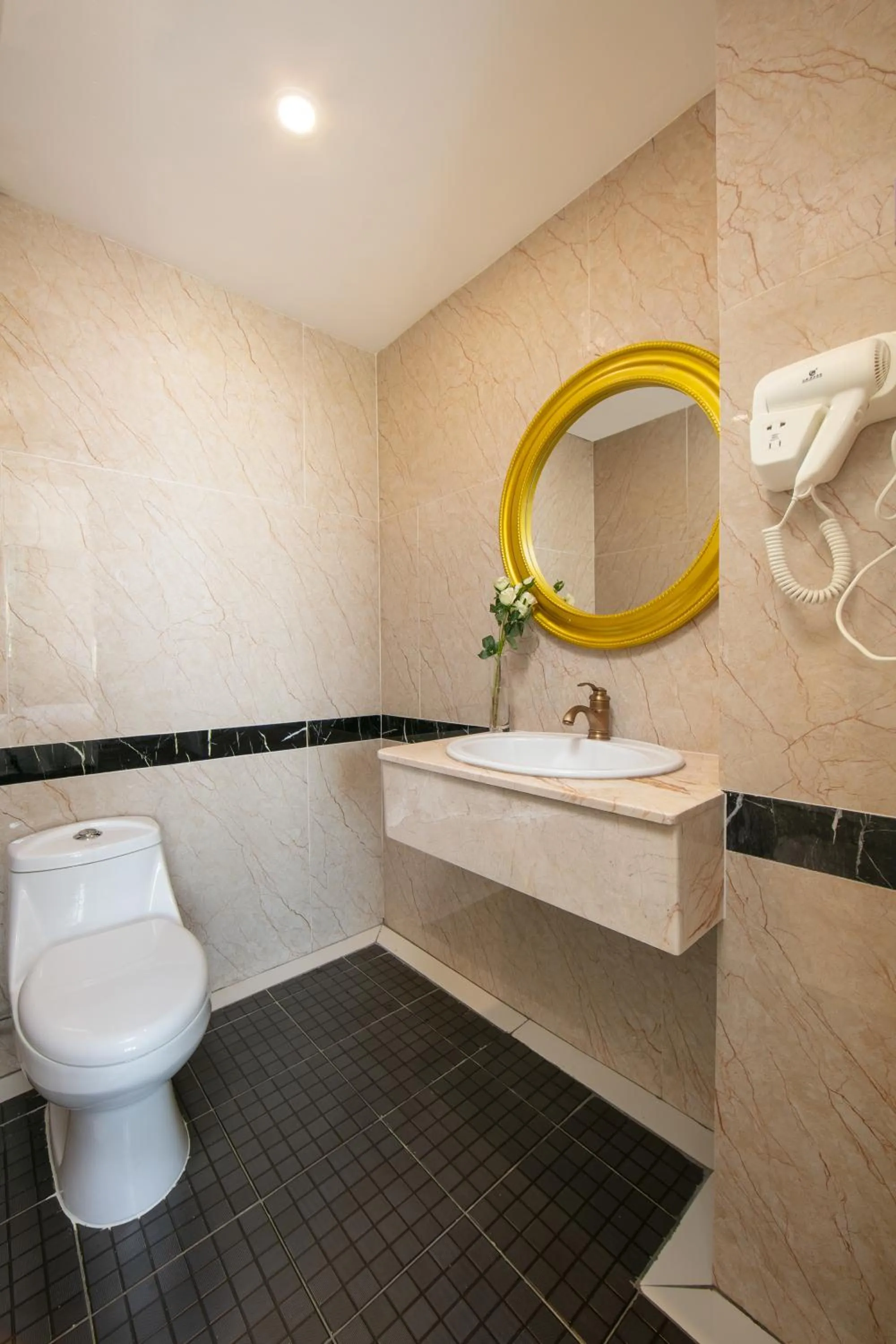 Toilet in Azalea Parkview Hotel