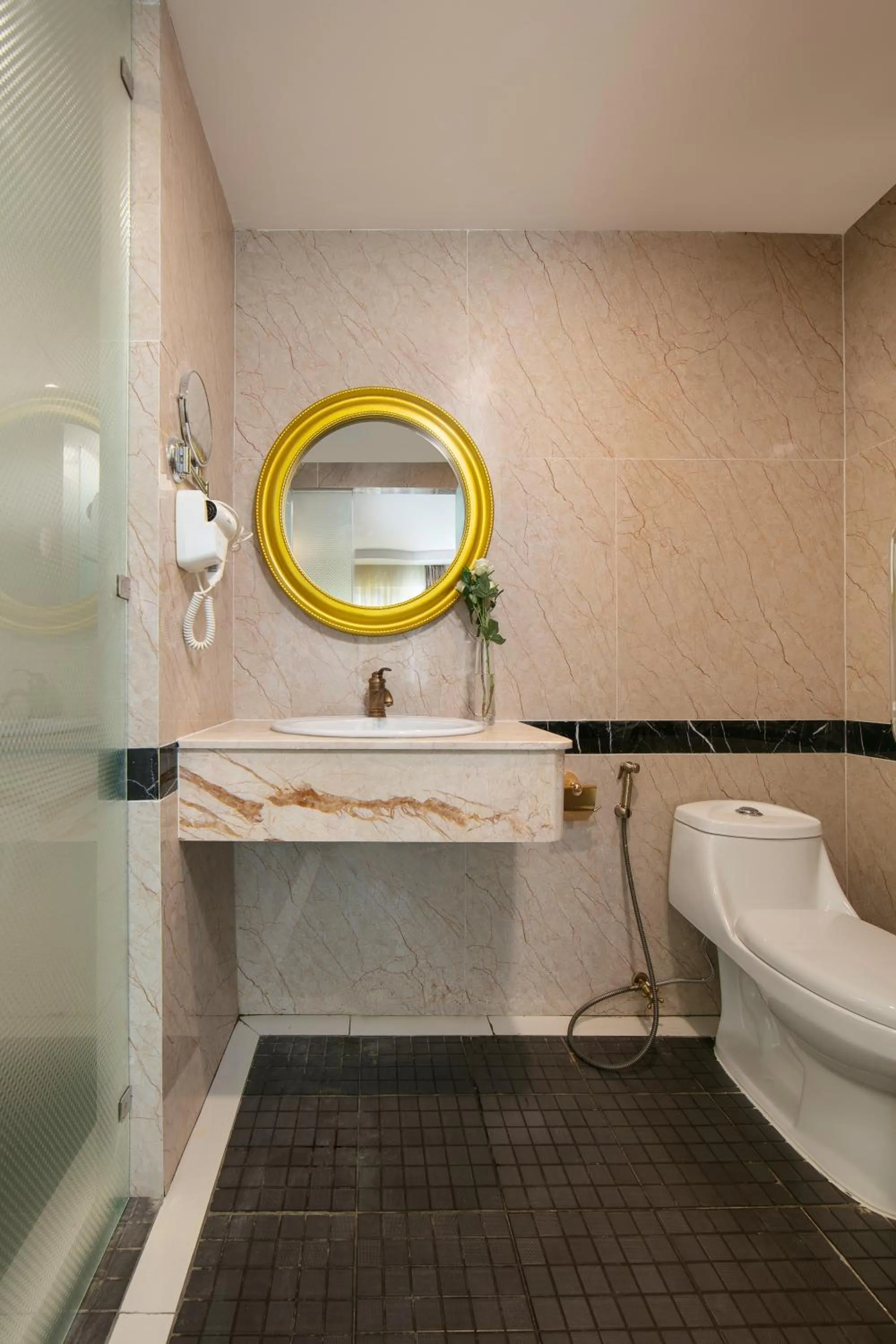 Bathroom in Azalea Parkview Hotel