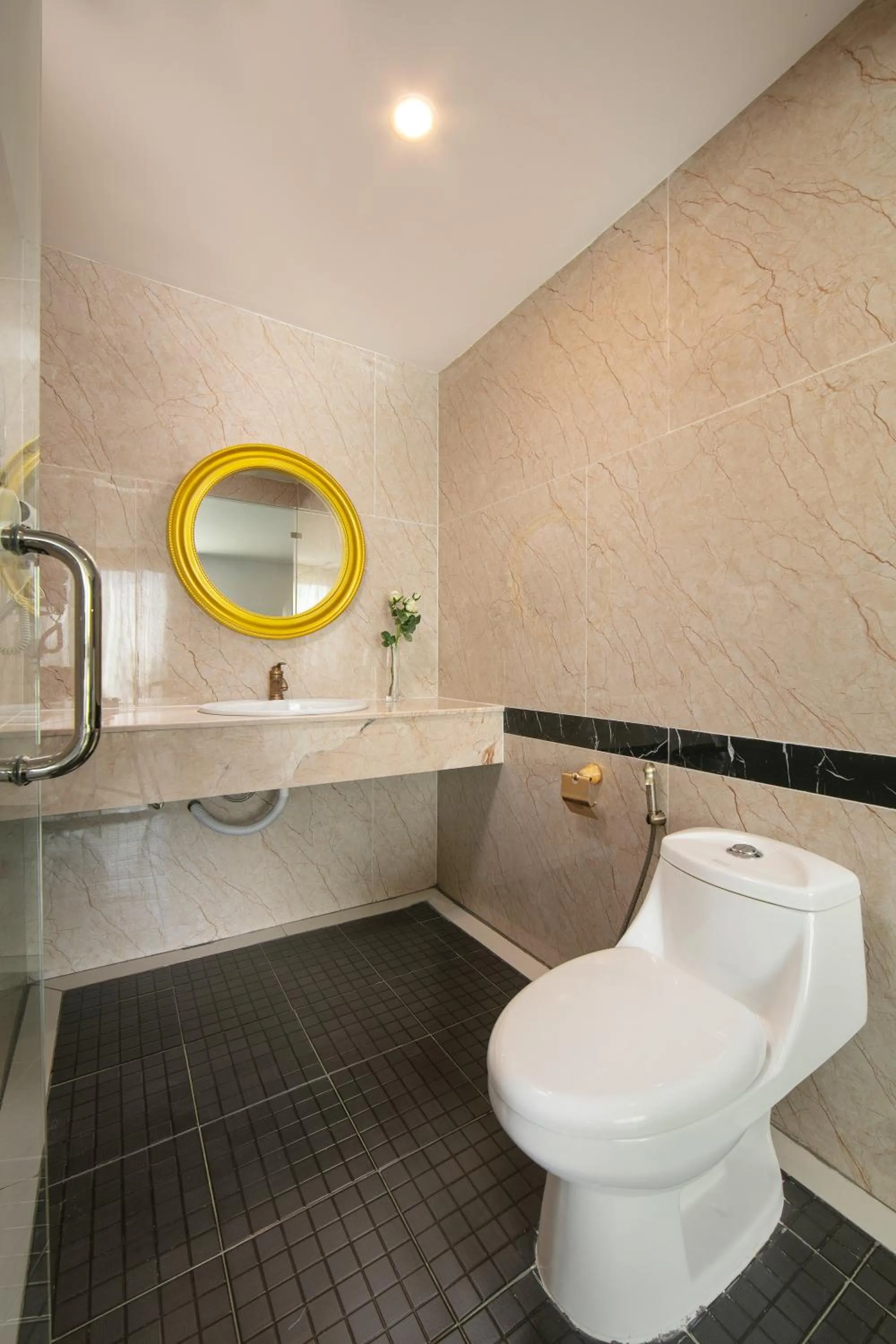 Bathroom in Azalea Parkview Hotel