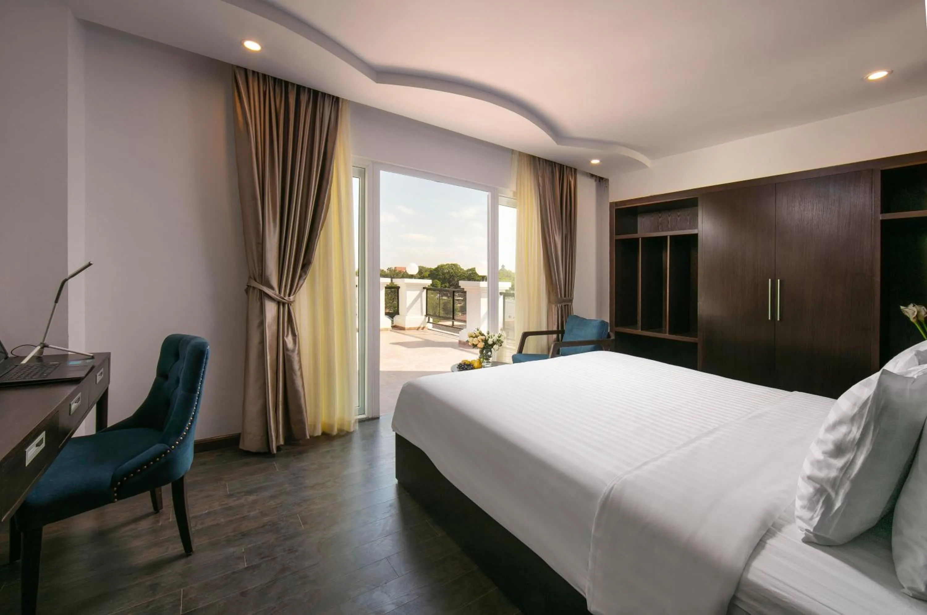 Photo of the whole room, Bed in Azalea Parkview Hotel