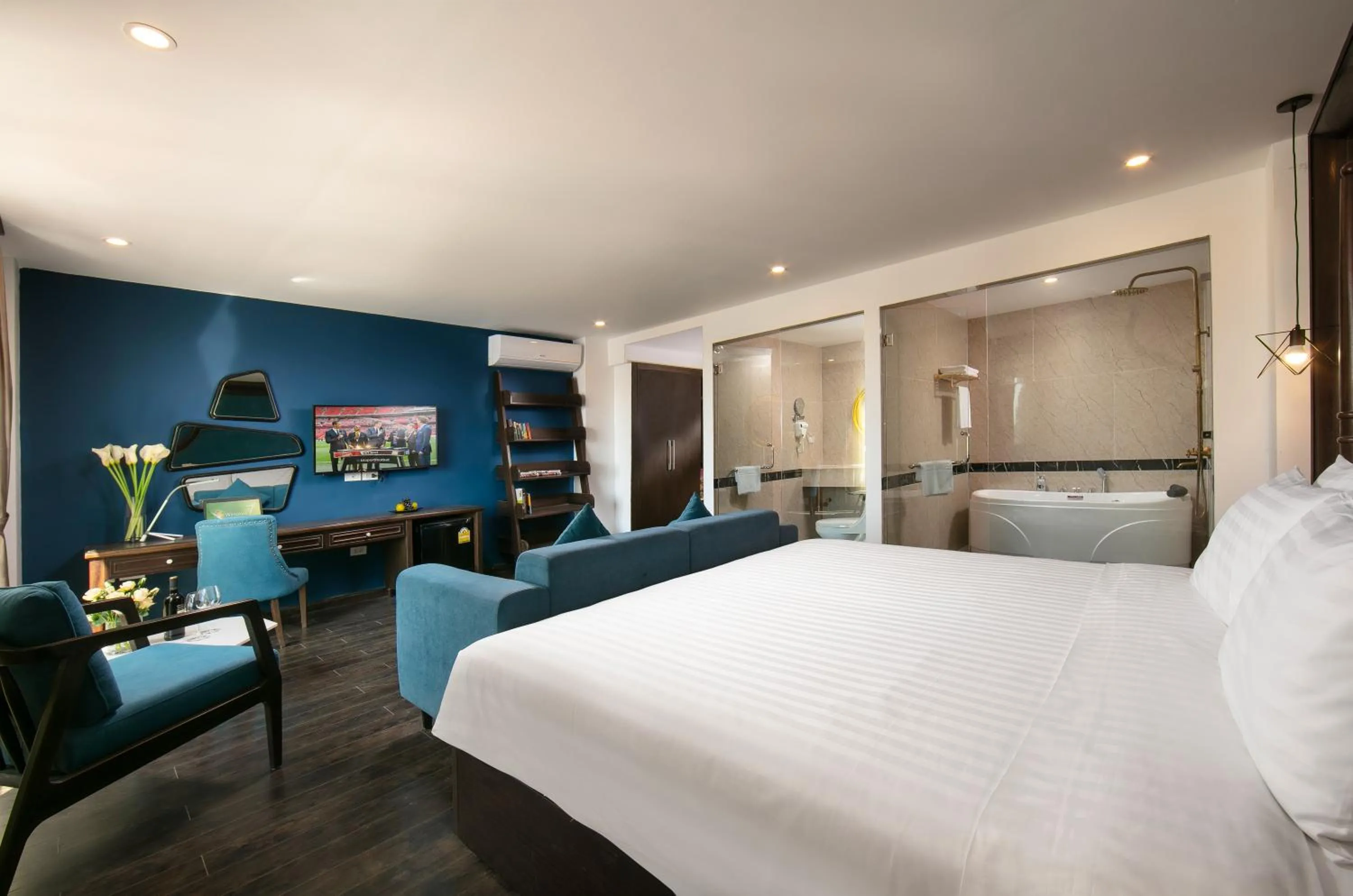 Photo of the whole room, Bed in Azalea Parkview Hotel