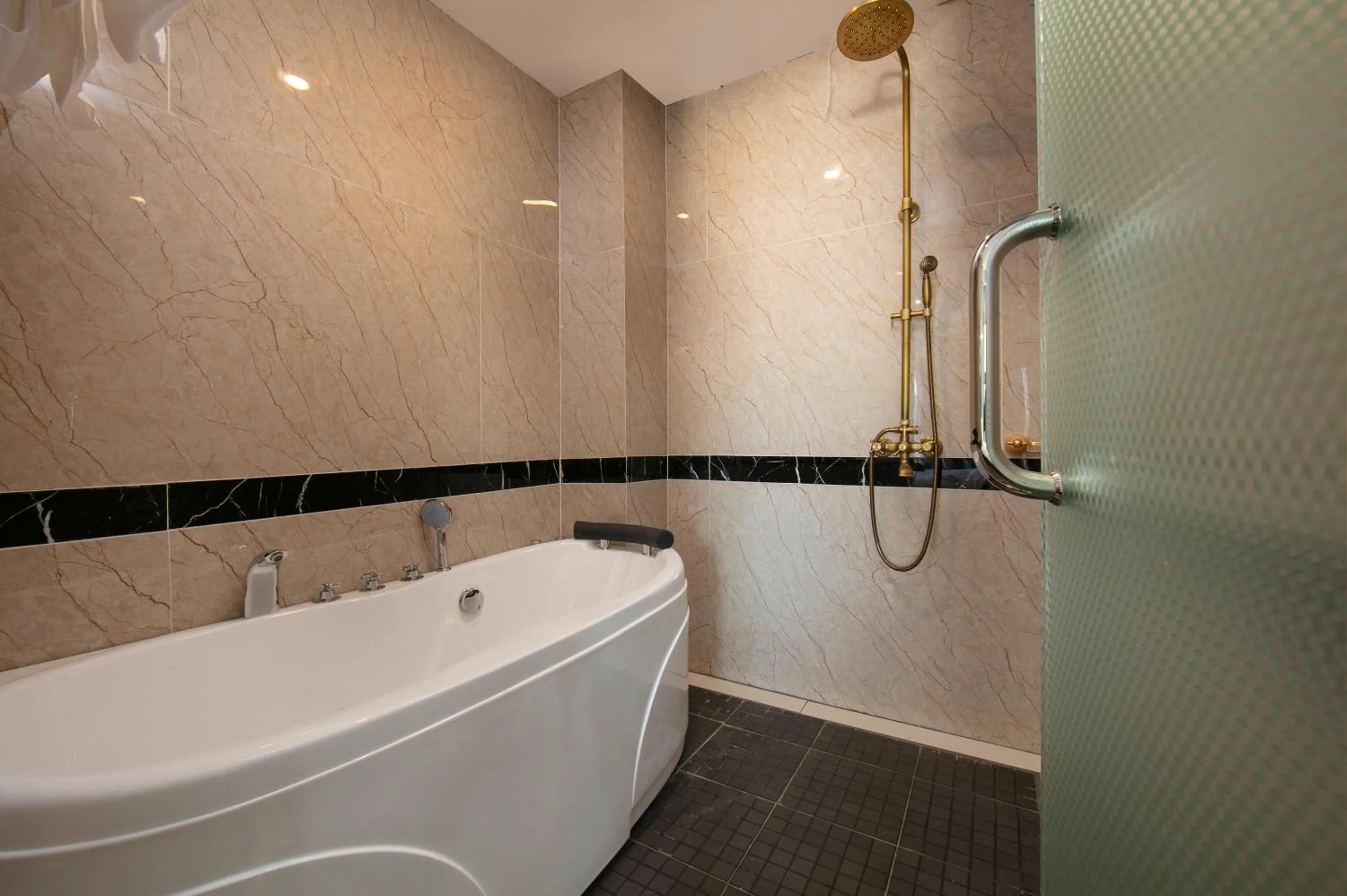 Bathroom in Azalea Parkview Hotel