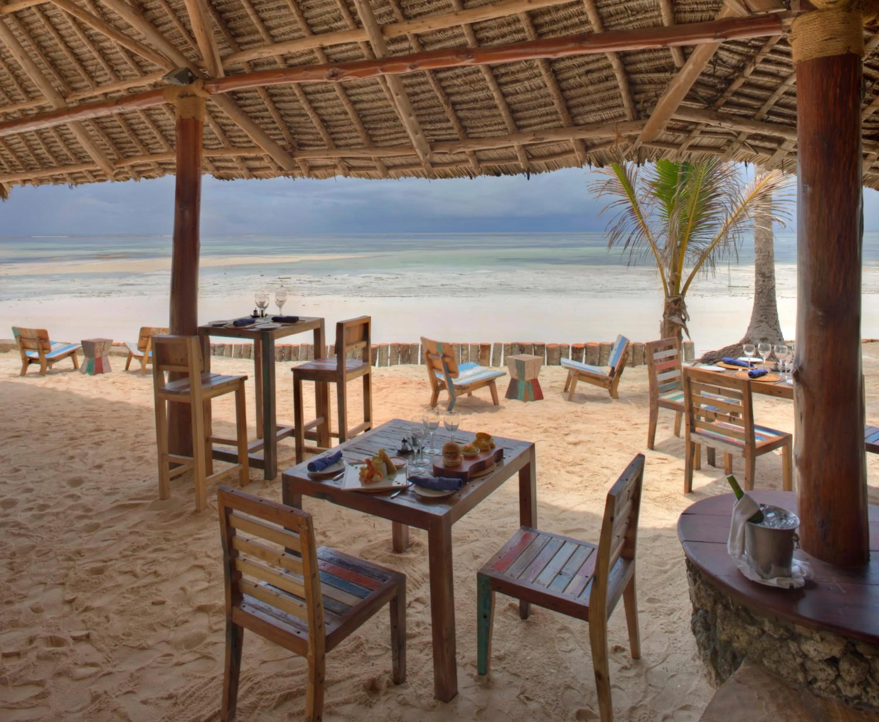Restaurant/places to eat in Bluebay Beach Resort & Spa