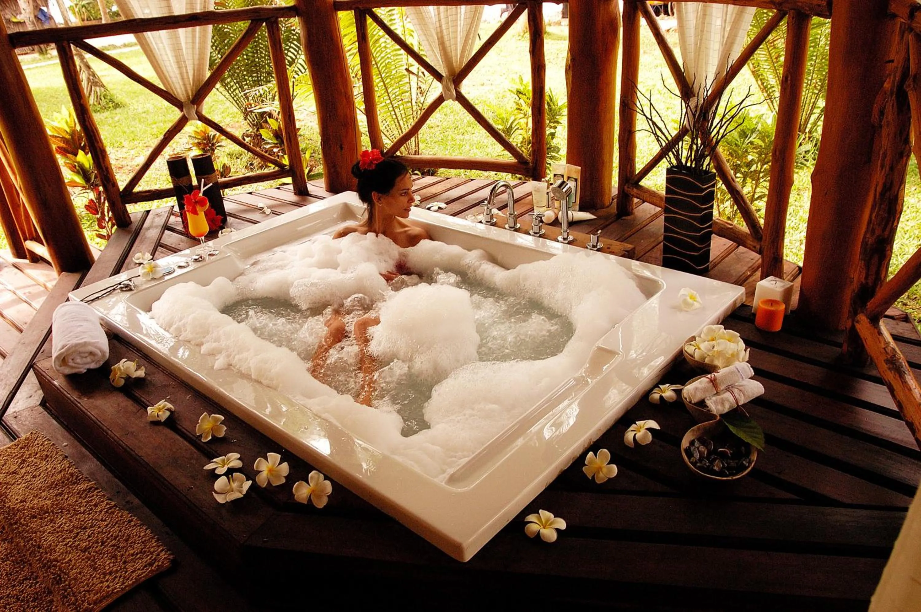 Hot Tub in Bluebay Beach Resort & Spa