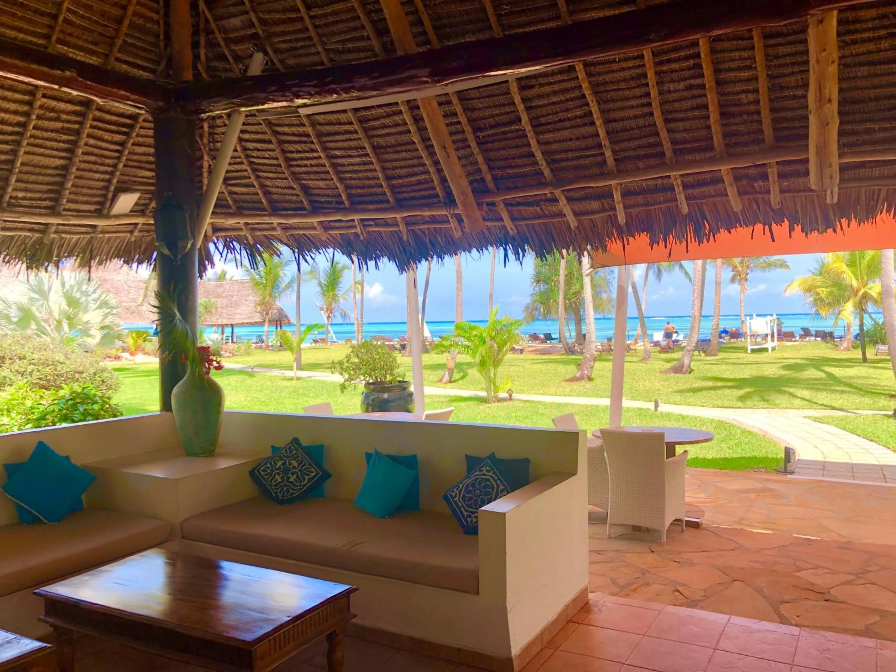 Restaurant/places to eat in Bluebay Beach Resort & Spa