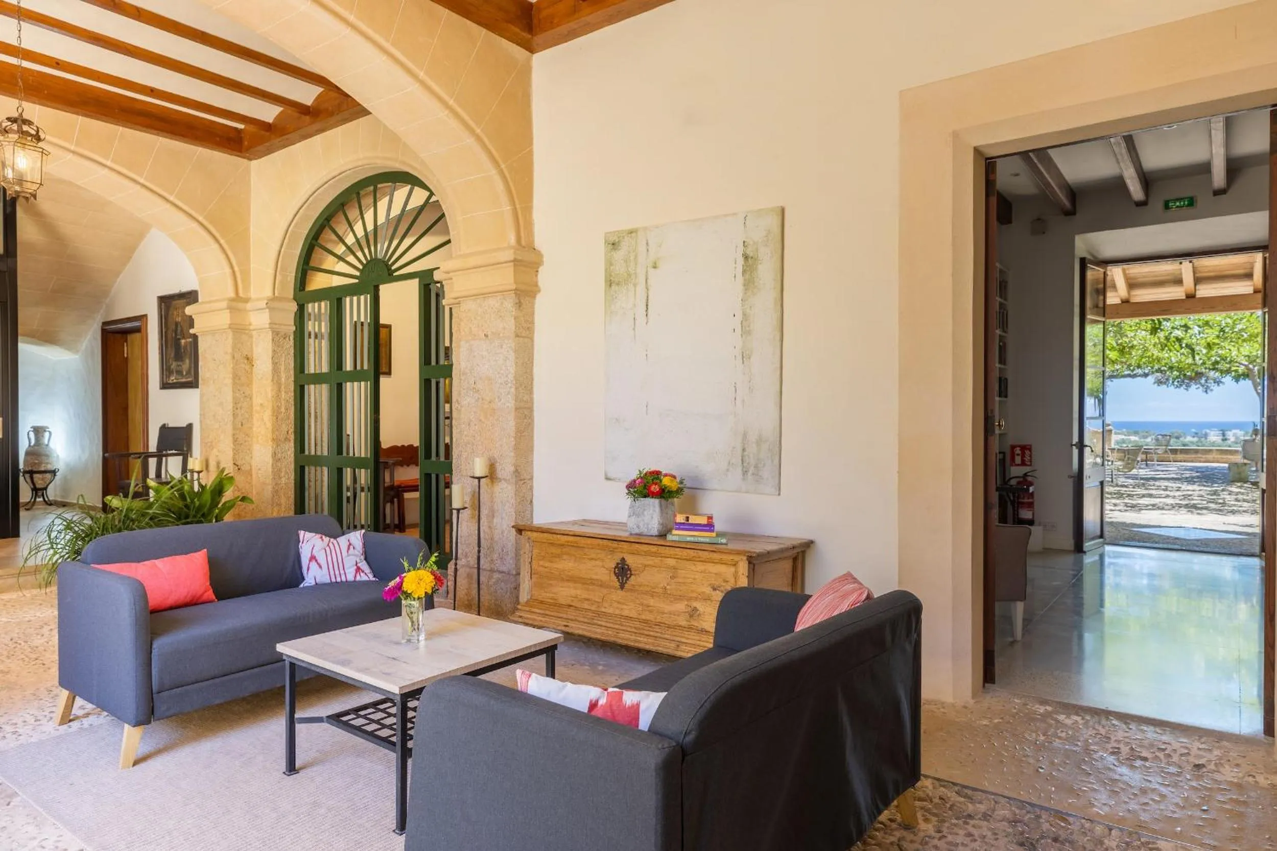 Patio in Hotel Llenaire