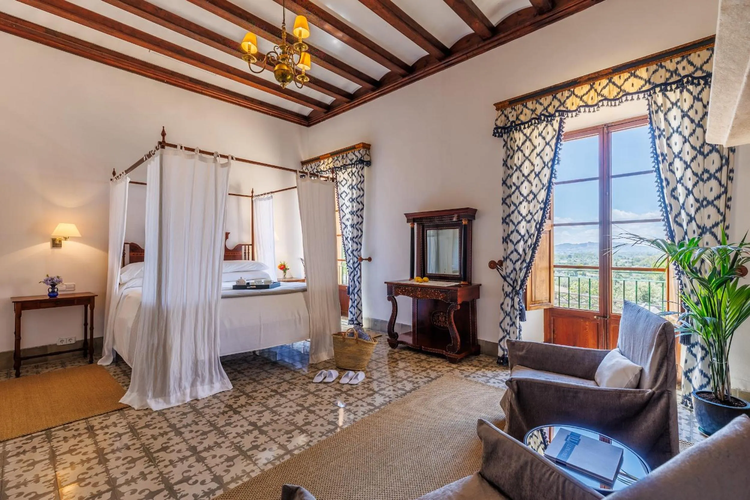 Garden view, Bed in Hotel Llenaire