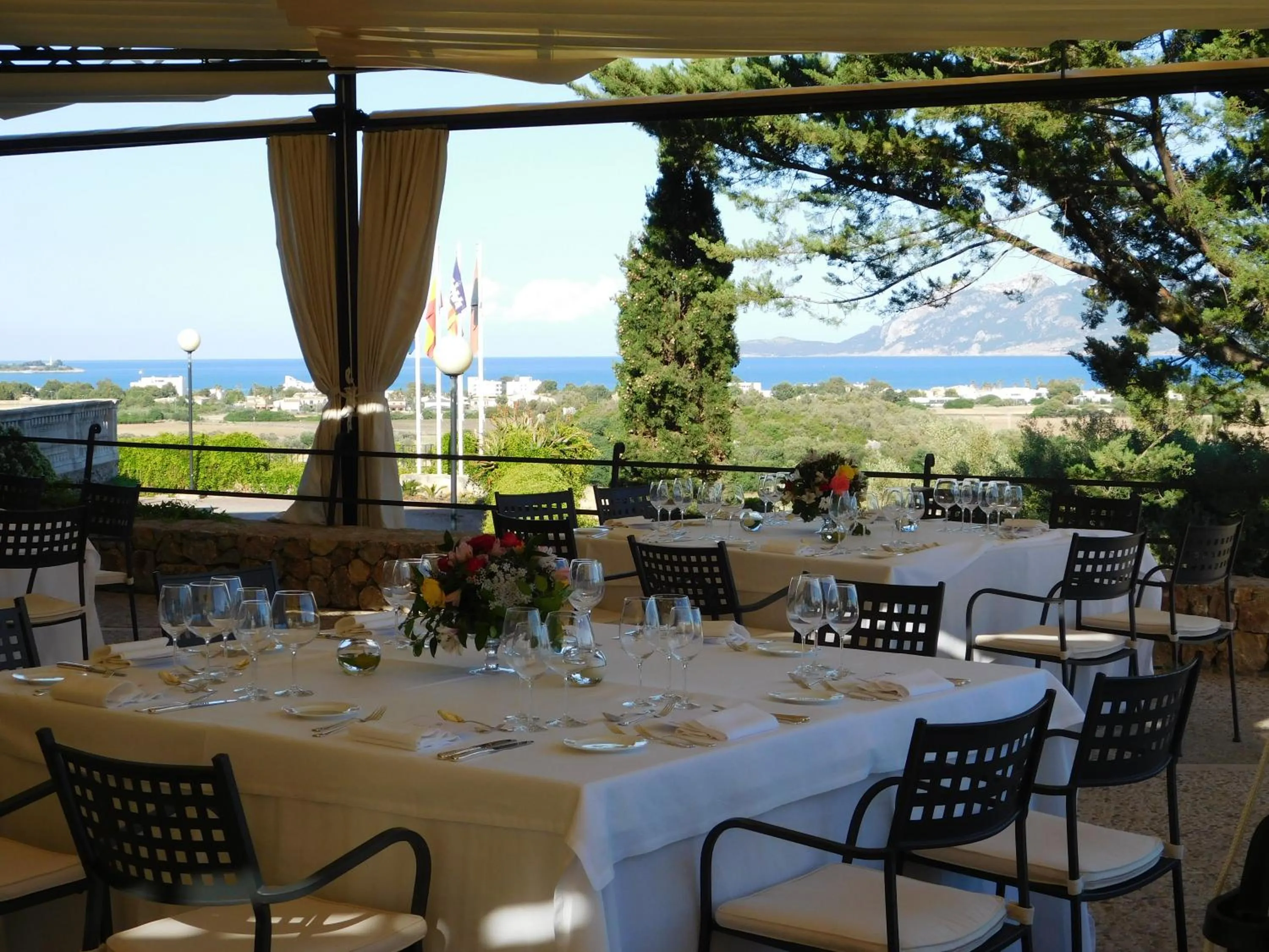 Restaurant/places to eat in Hotel Llenaire