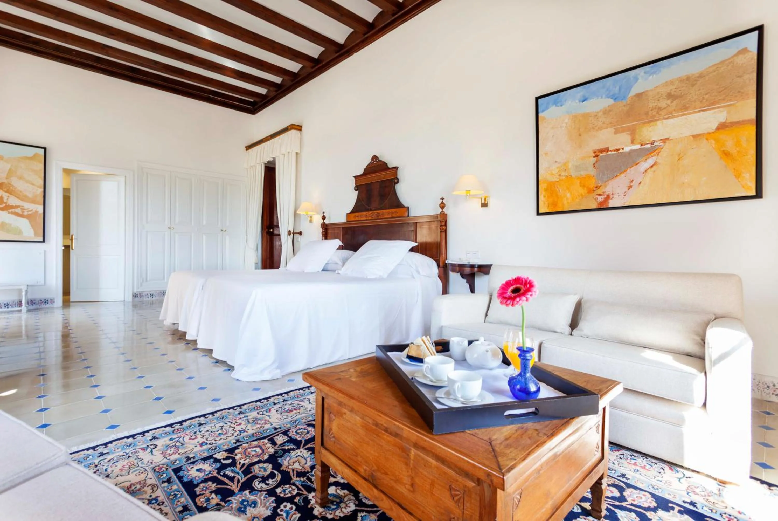 Food and drinks, Bed in Hotel Llenaire