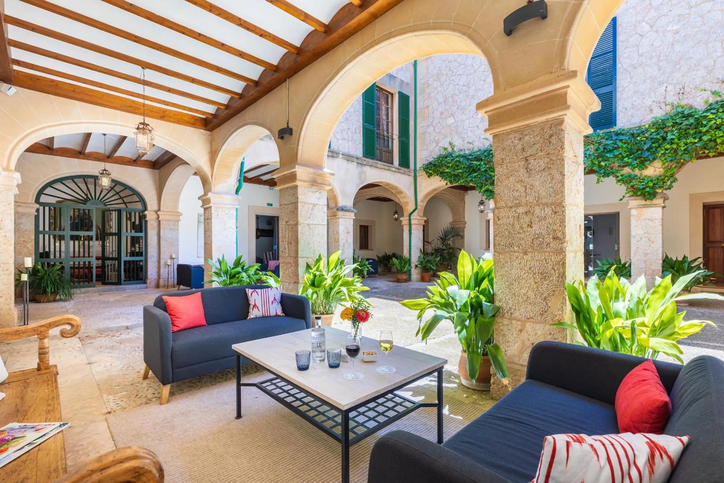 Patio in Hotel Llenaire