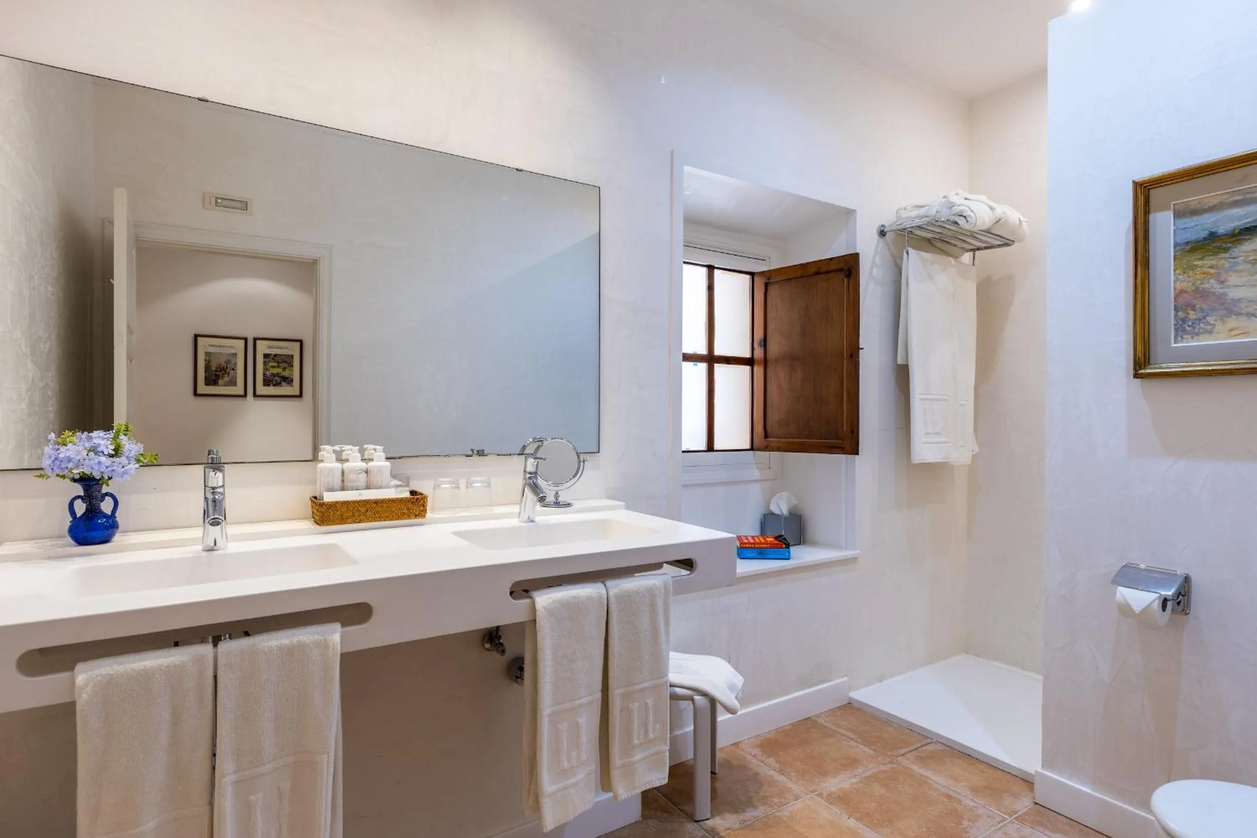 Bathroom in Hotel Llenaire