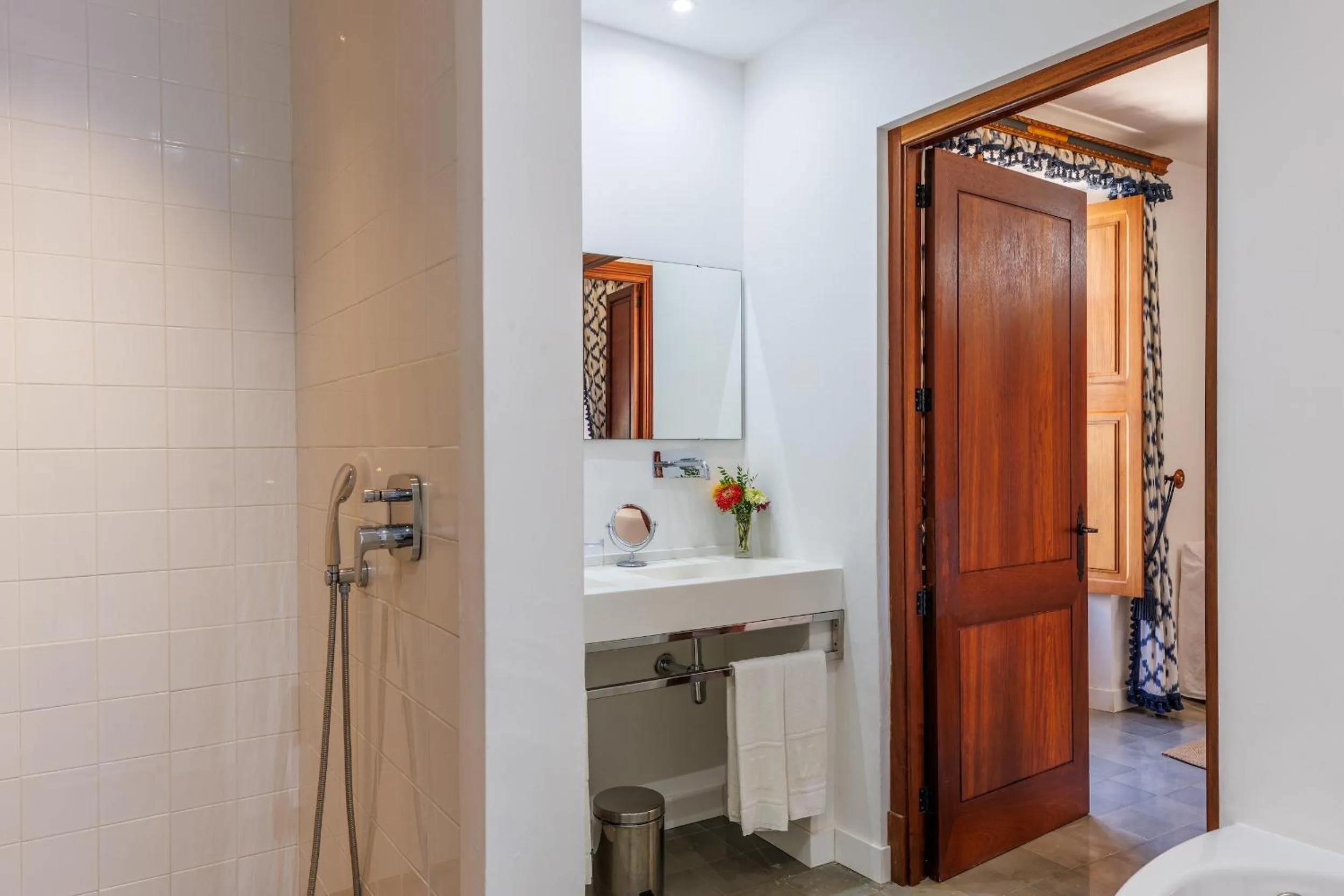 Bathroom in Hotel Llenaire