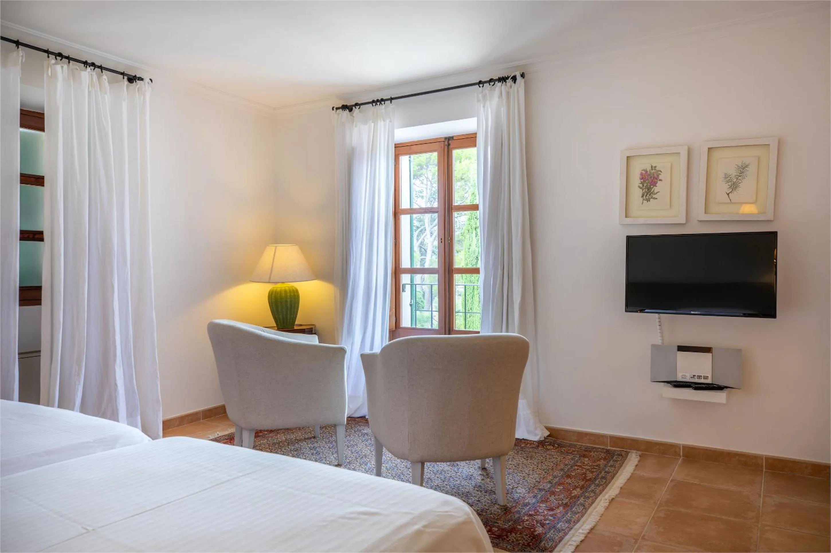 TV and multimedia, Bed in Hotel Llenaire