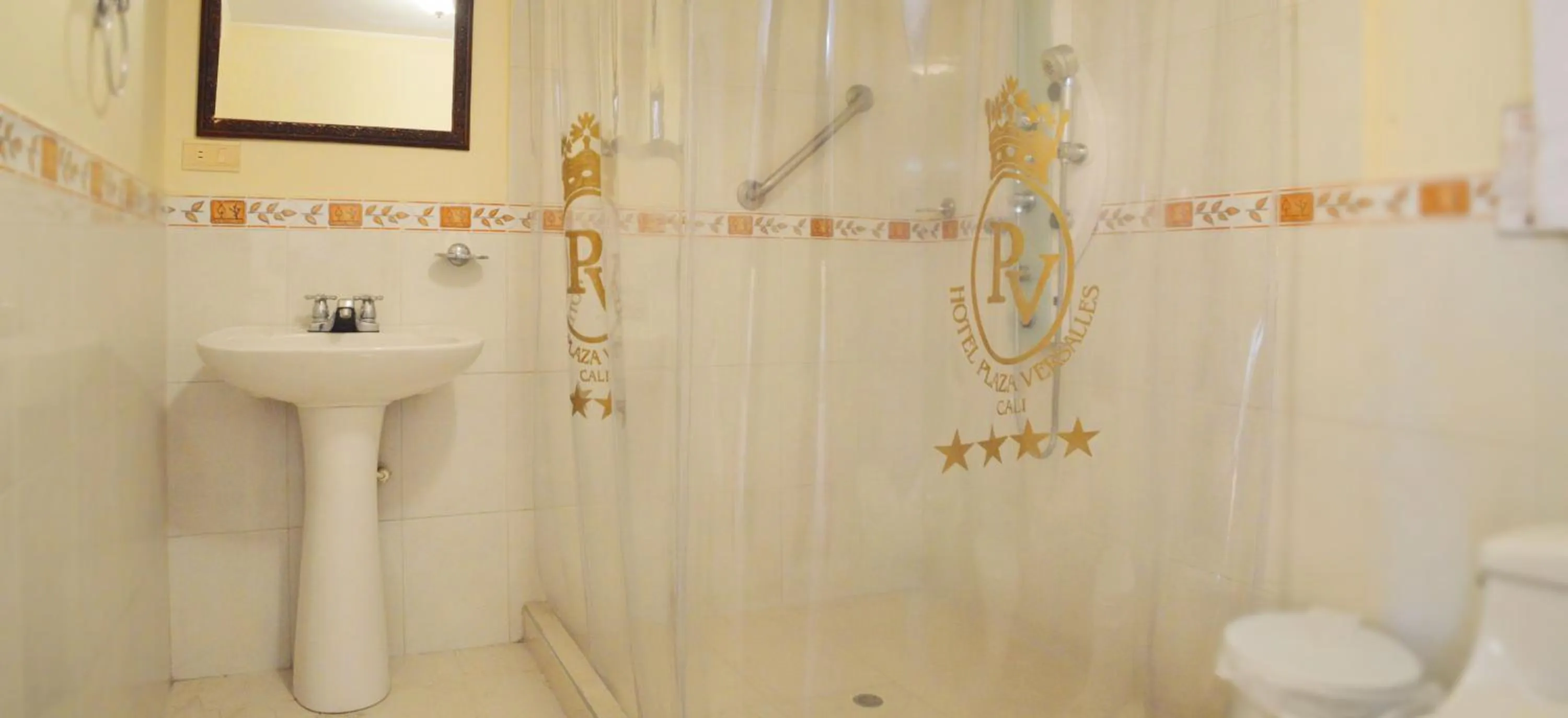 Bathroom in Hotel Plaza Versalles