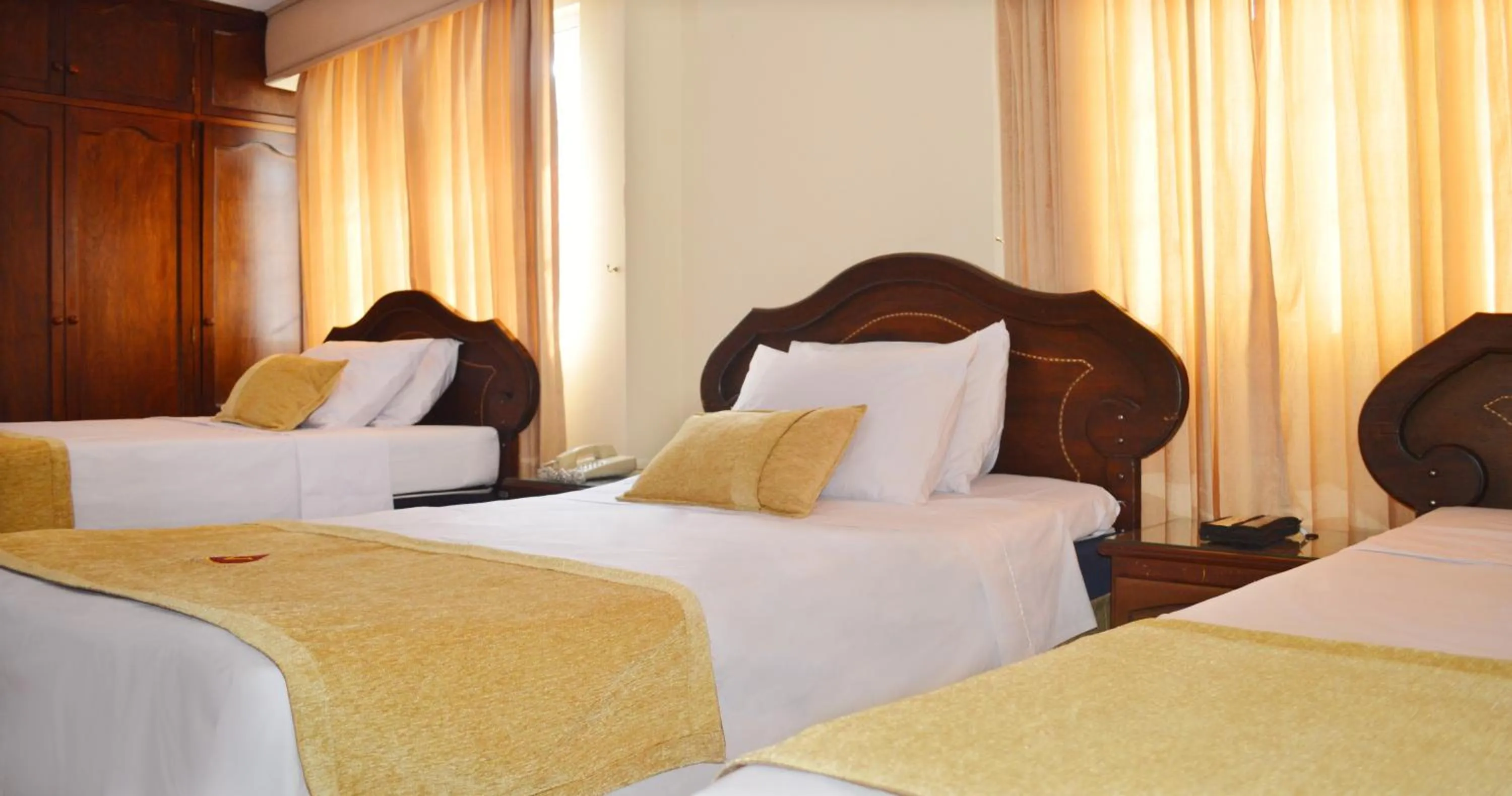 Bed in Hotel Plaza Versalles